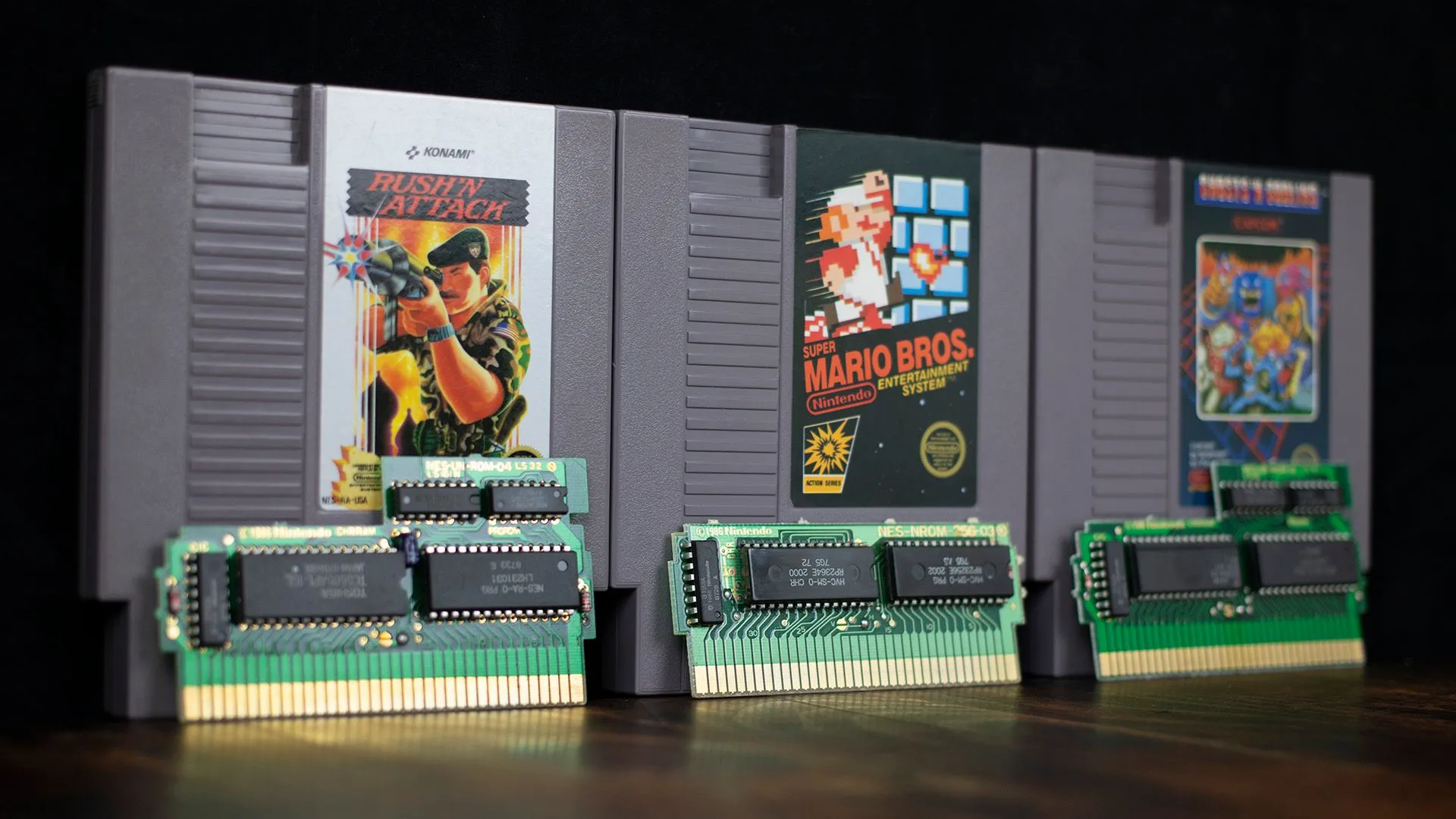 Ba băng game NES và bảng mạch PCB bên trong, thể hiện kiến trúc thiết kế độc đáo của hệ máy Nintendo Entertainment System sử dụng cartridge