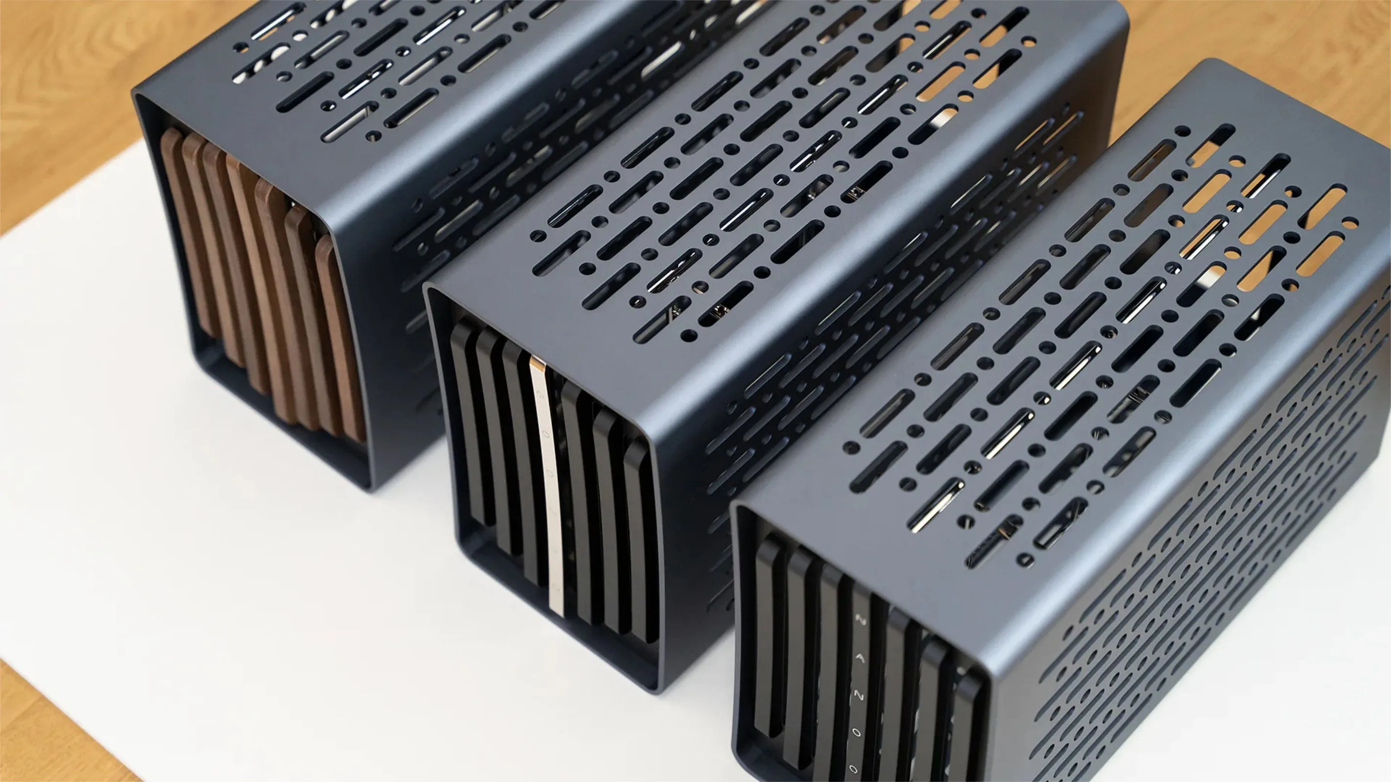 Ba chiếc case PC Small Form Factor Thor-Zone Nanoq R xếp hàng trên bàn trắng, tôn lên vẻ đẹp tối giản