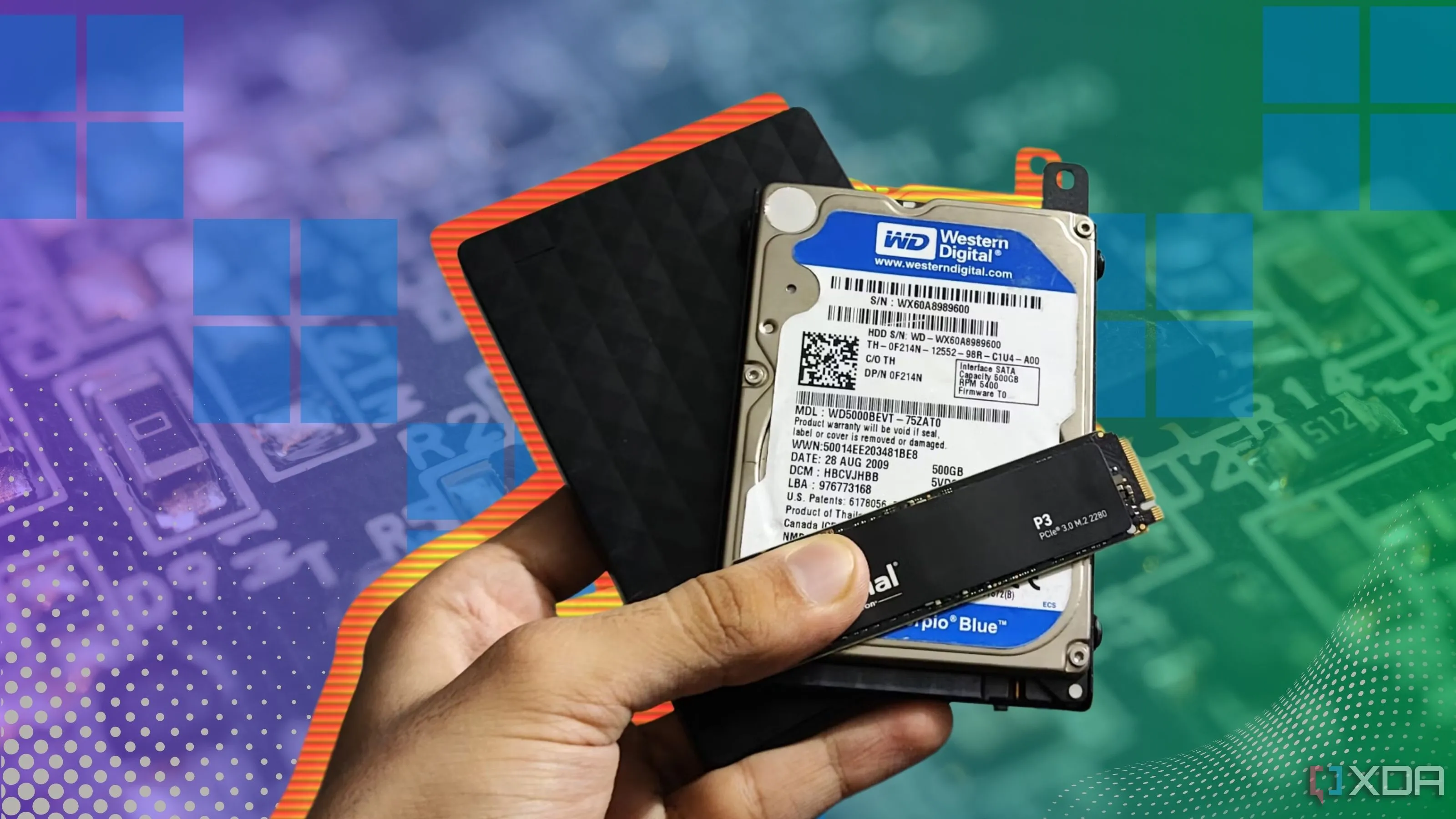 Ba ổ cứng lưu trữ HDD được cầm trên tay, biểu tượng cho việc sao lưu và lưu trữ nguội dữ liệu quan trọng
