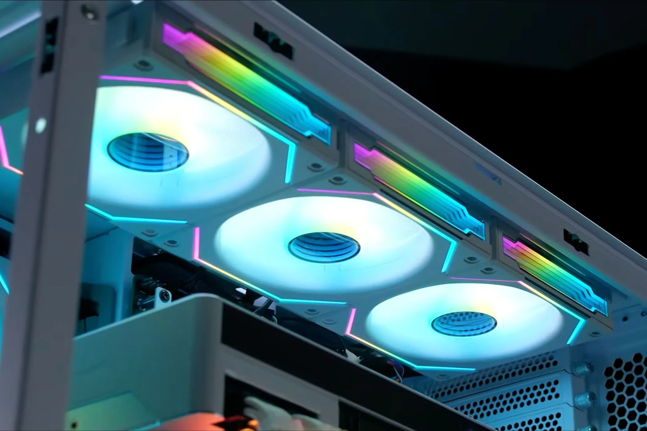 Ba quạt Lian Li UNI SL-INFI120 được lắp đặt trong vỏ case PC, nổi bật với thiết kế kết nối không dây và đèn RGB độc đáo