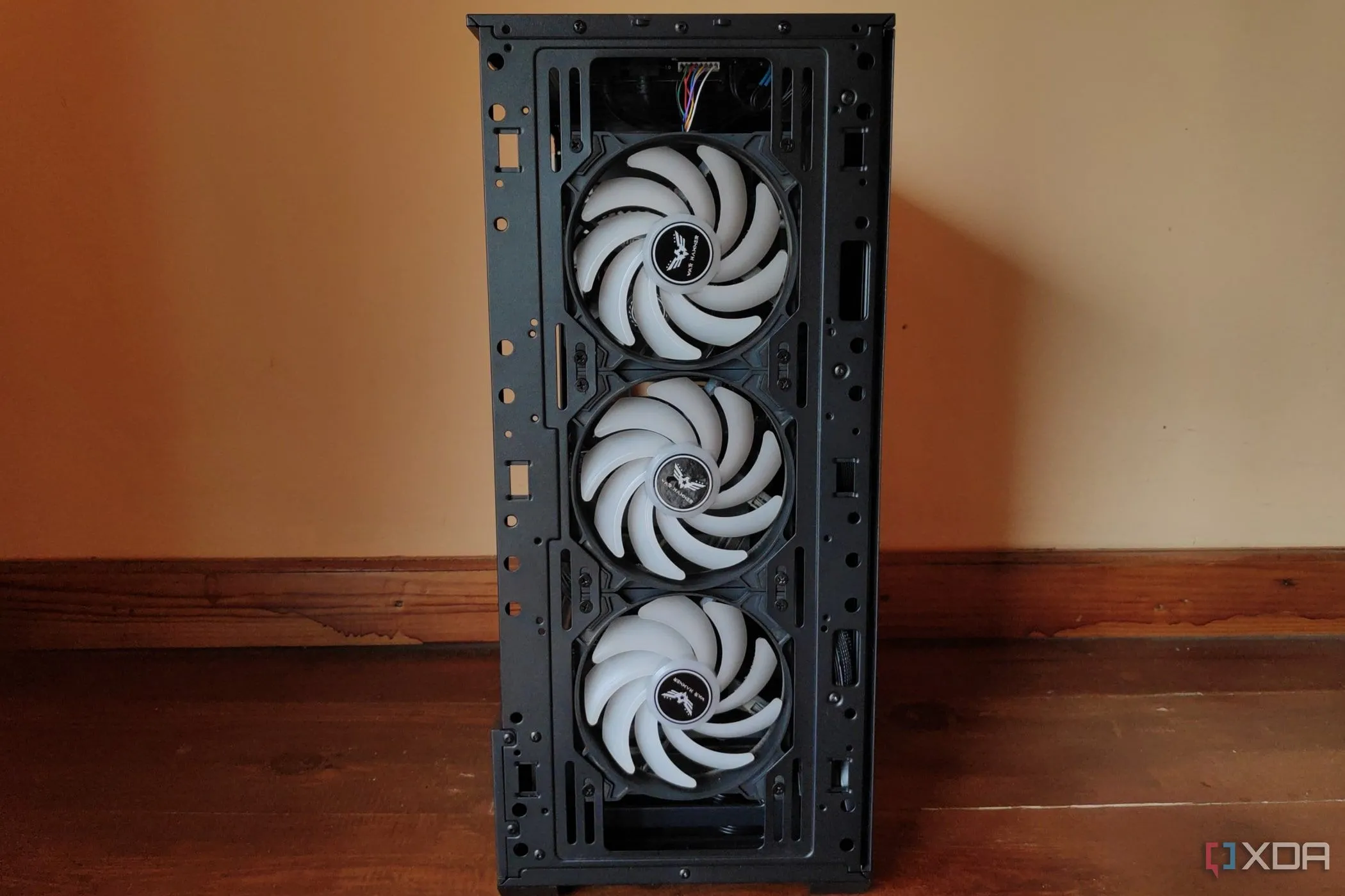 Ba quạt tản nhiệt War Hammer Kratos bên trong thùng máy MSI Forge 110R