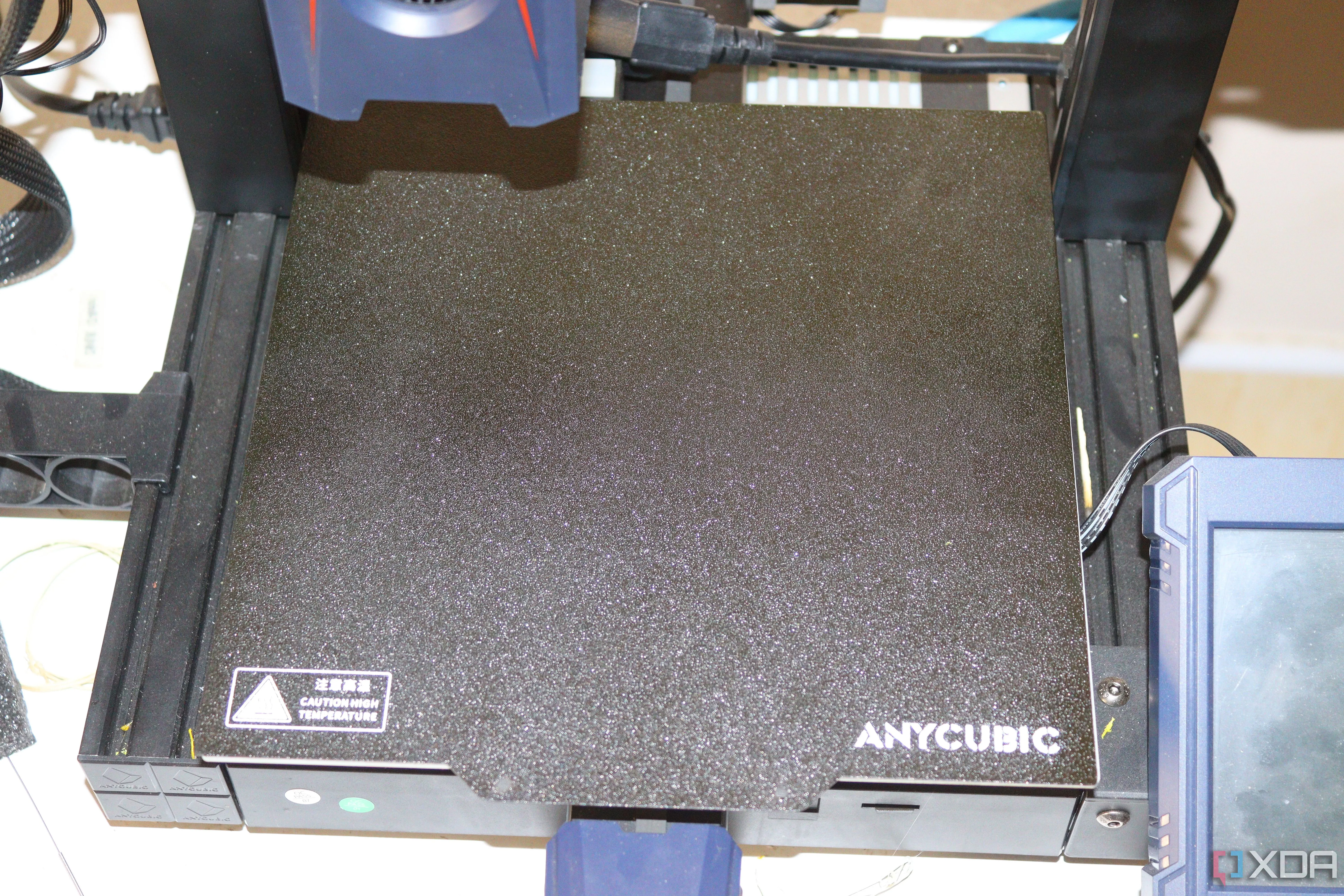 Bàn in của máy in 3D Anycubic, minh họa khu vực cần cân bằng để in lớp đầu tiên hoàn hảo