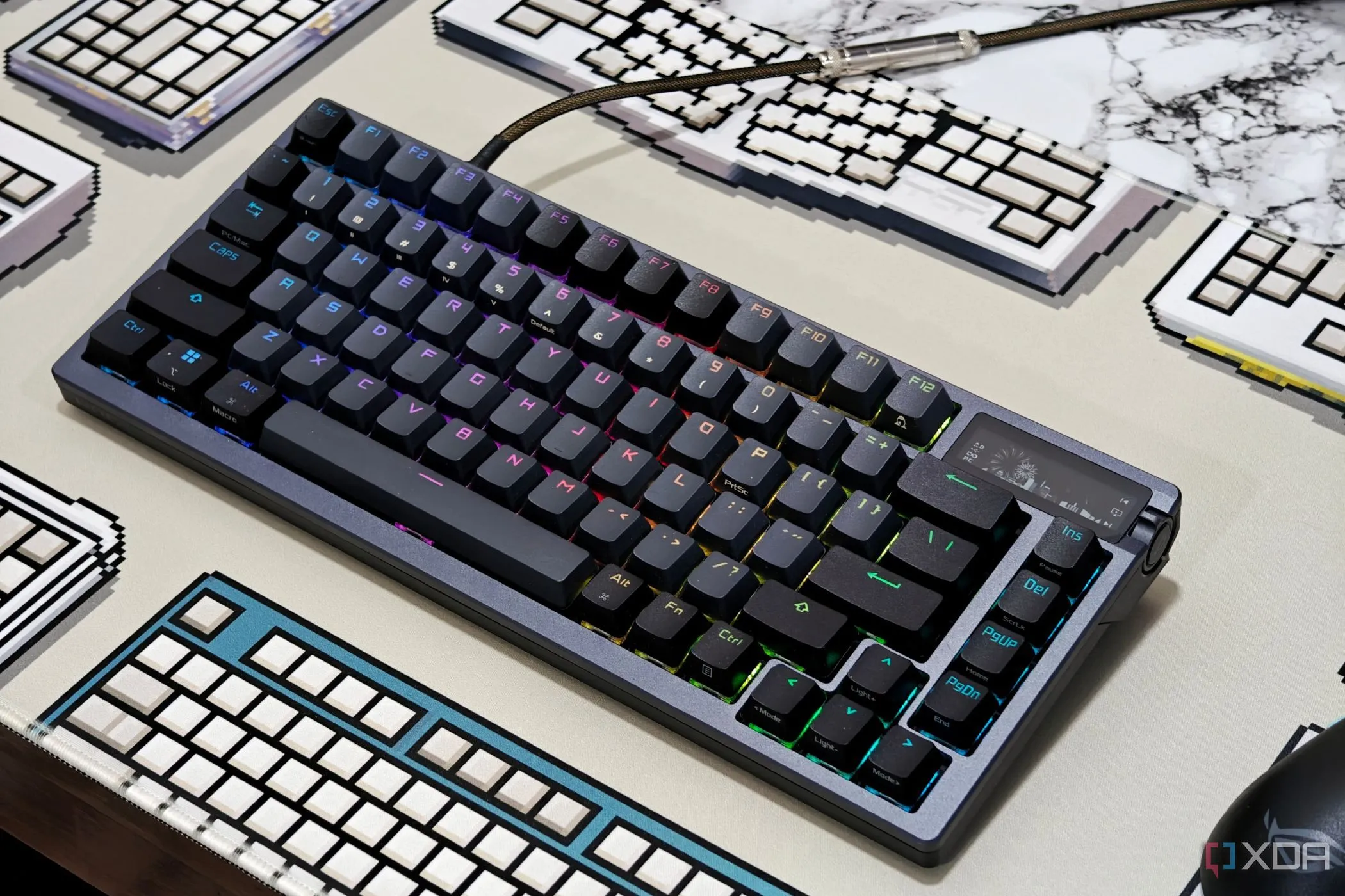 Bàn phím cơ không dây ASUS ROG Azoth đặt trên bàn làm việc
