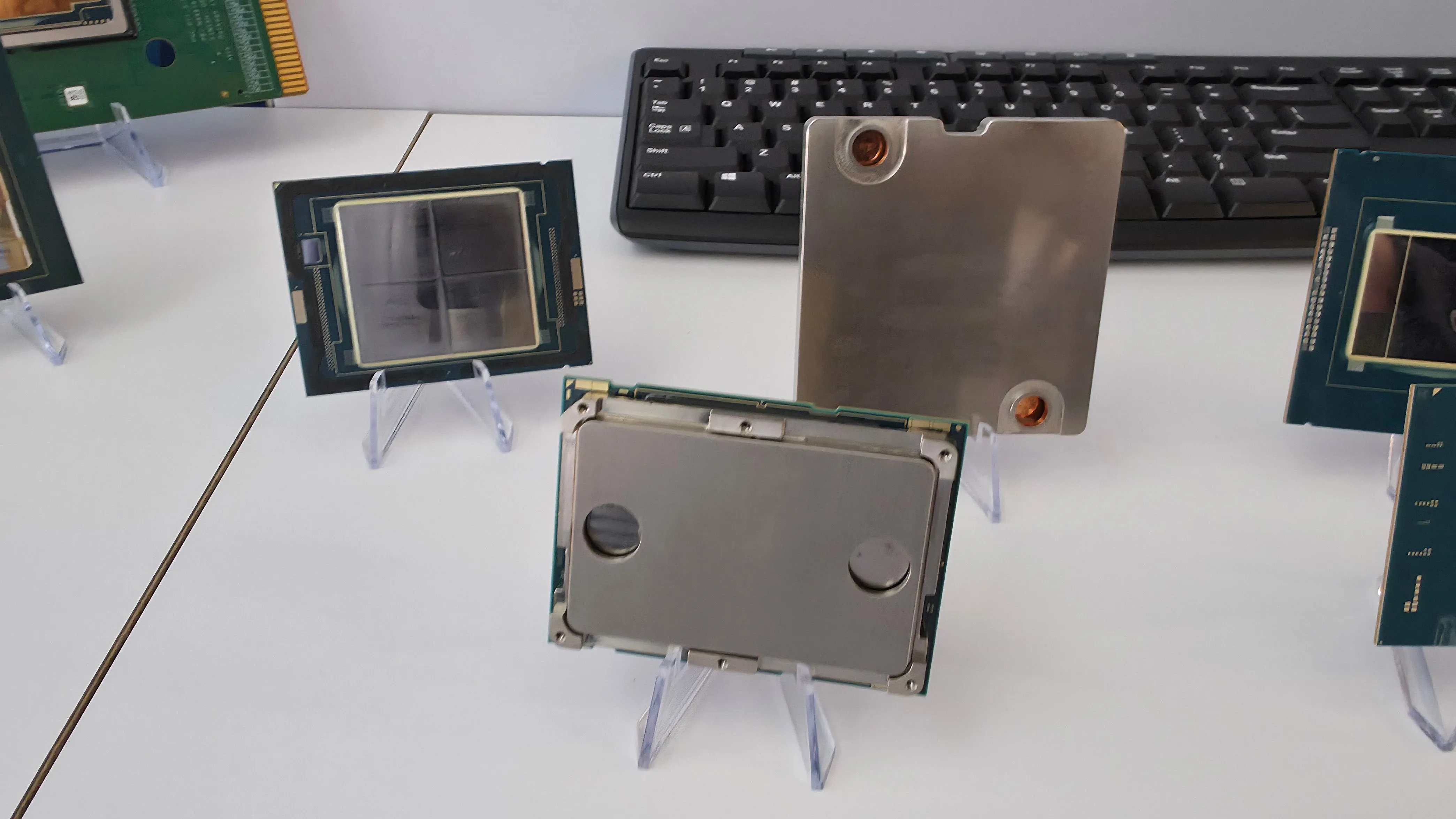 Bản thiết kế công nghệ tản nhiệt chất lỏng trực tiếp của Intel với microchannels