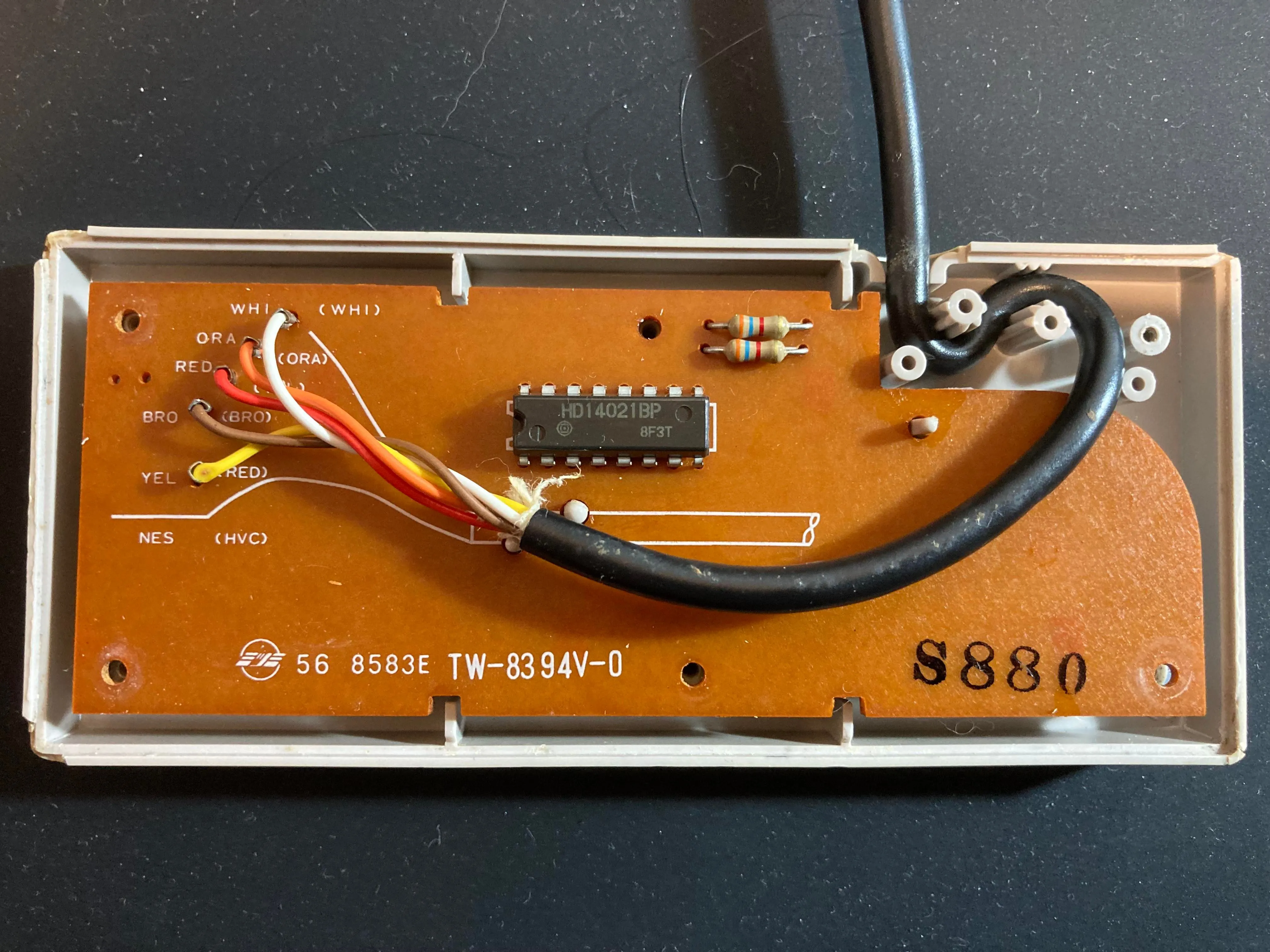 Bảng mạch in (PCB) mặt sau của tay cầm NES, cho thấy thiết kế tối giản, các đường dẫn đồng và điểm hàn.