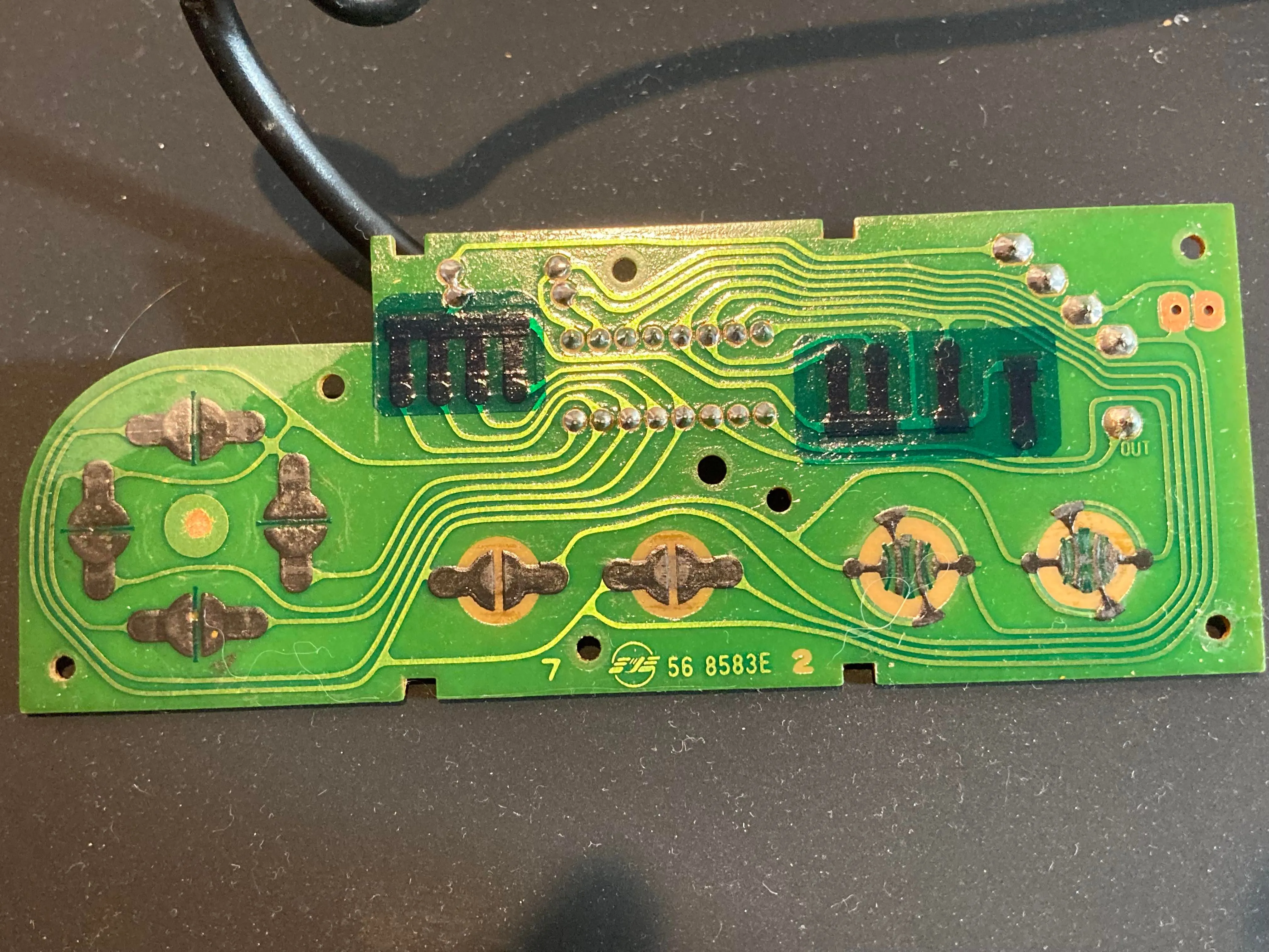 Bảng mạch in (PCB) mặt trước bên trong tay cầm NES, hiển thị các контакты nút bấm và chip BU4021B shift register.