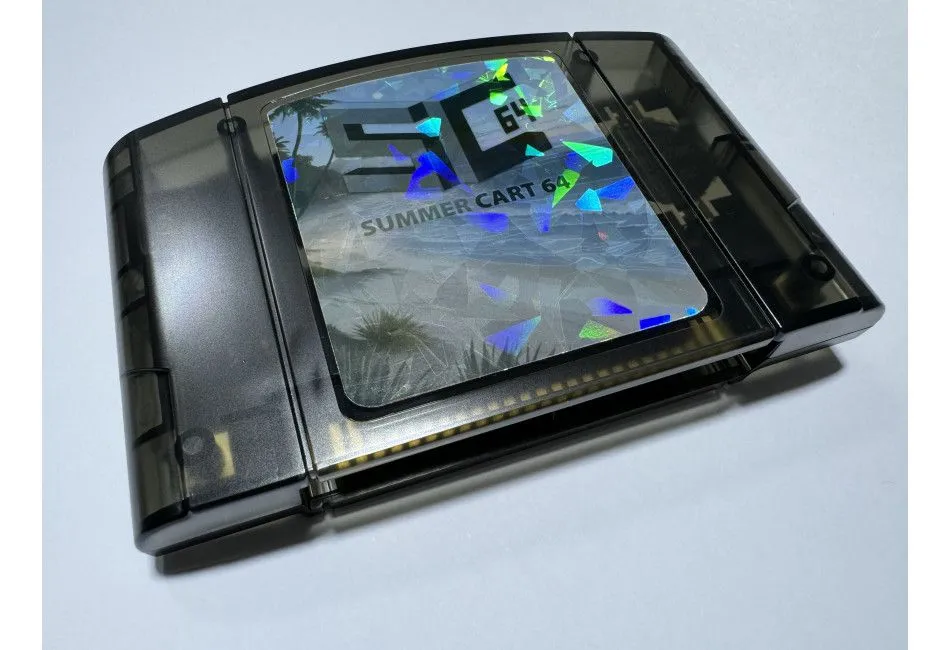 Băng SummerCart64 dành cho Nintendo 64 ở phiên bản bán lẻ, một giải pháp flash cart mã nguồn mở