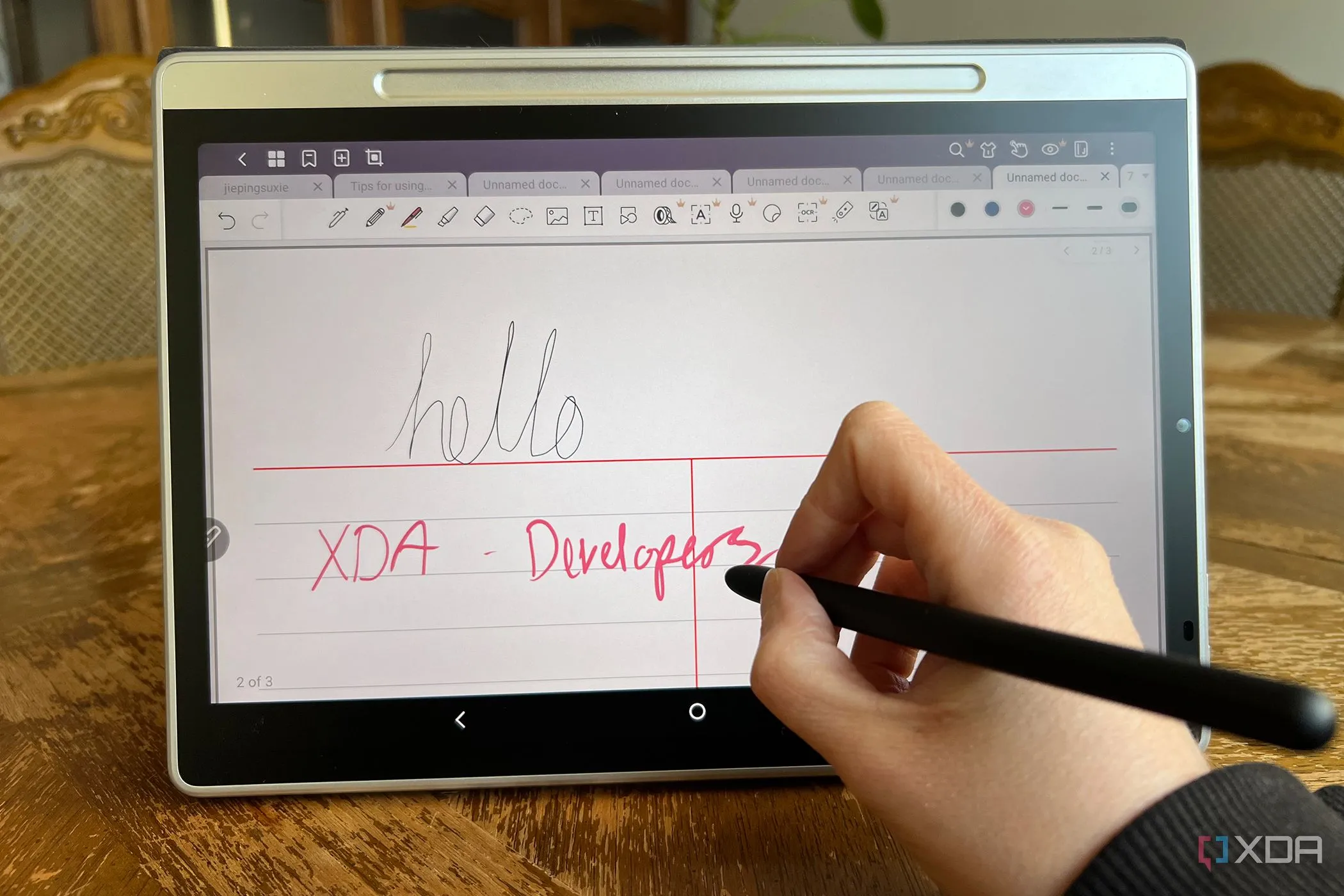 Bảng vẽ XPPen Magic Note Pad với bút stylus đang viết, minh họa thiết bị sử dụng độ phân giải LPI