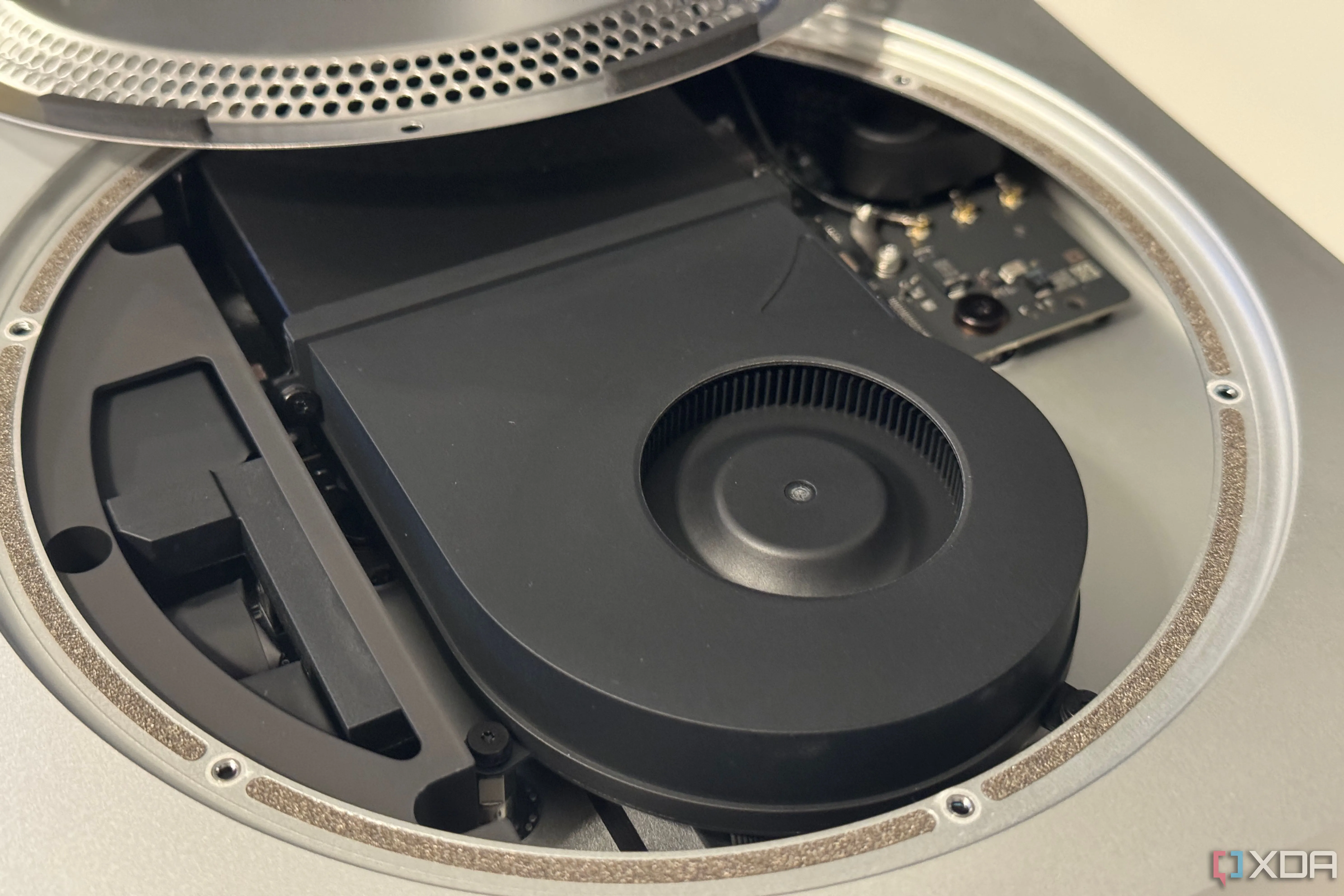 Bên trong chiếc Mac Mini với chip M2, hiển thị không gian trống và kiến trúc bộ nhớ hợp nhất (UMA), minh chứng cho tính linh hoạt trong thiết kế SoC của Arm