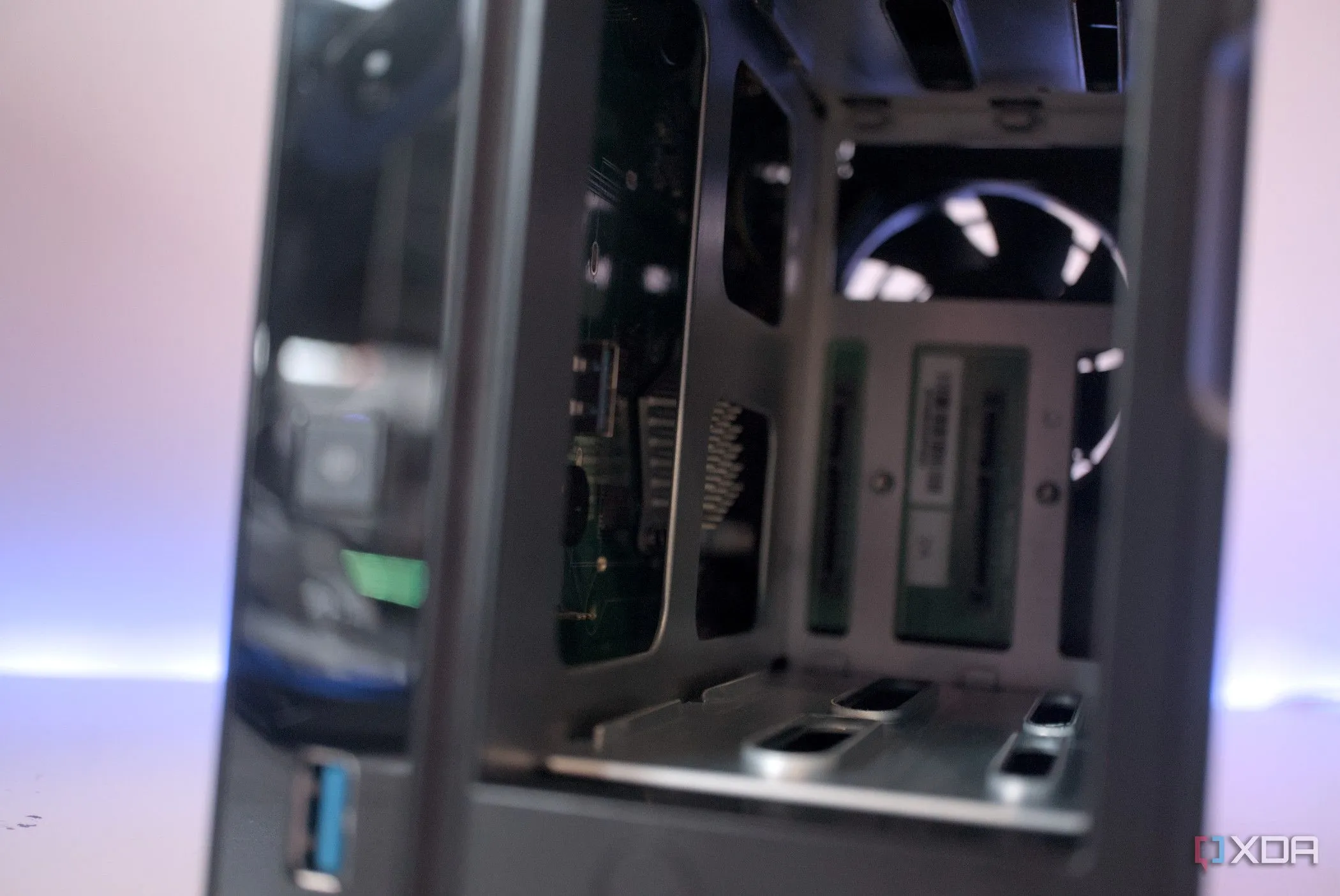 Bên trong hệ thống NAS Asustor Drivestor 2 Pro Gen2 (AS3302T v2) cho thấy vị trí lắp đặt SSD làm cache.