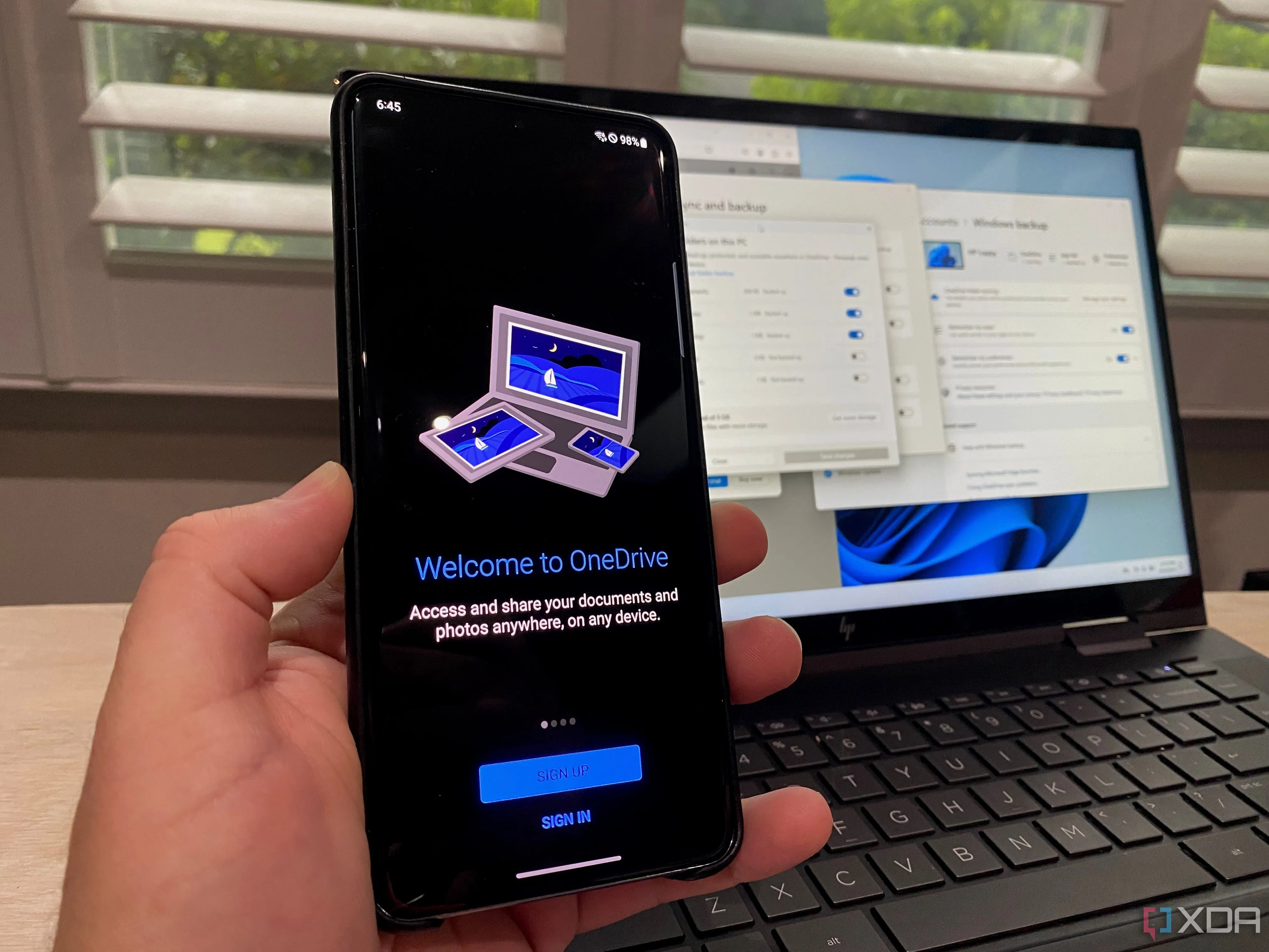 Biểu tượng và giao diện ứng dụng Microsoft OneDrive hiển thị trên cả điện thoại Android và laptop chạy Windows