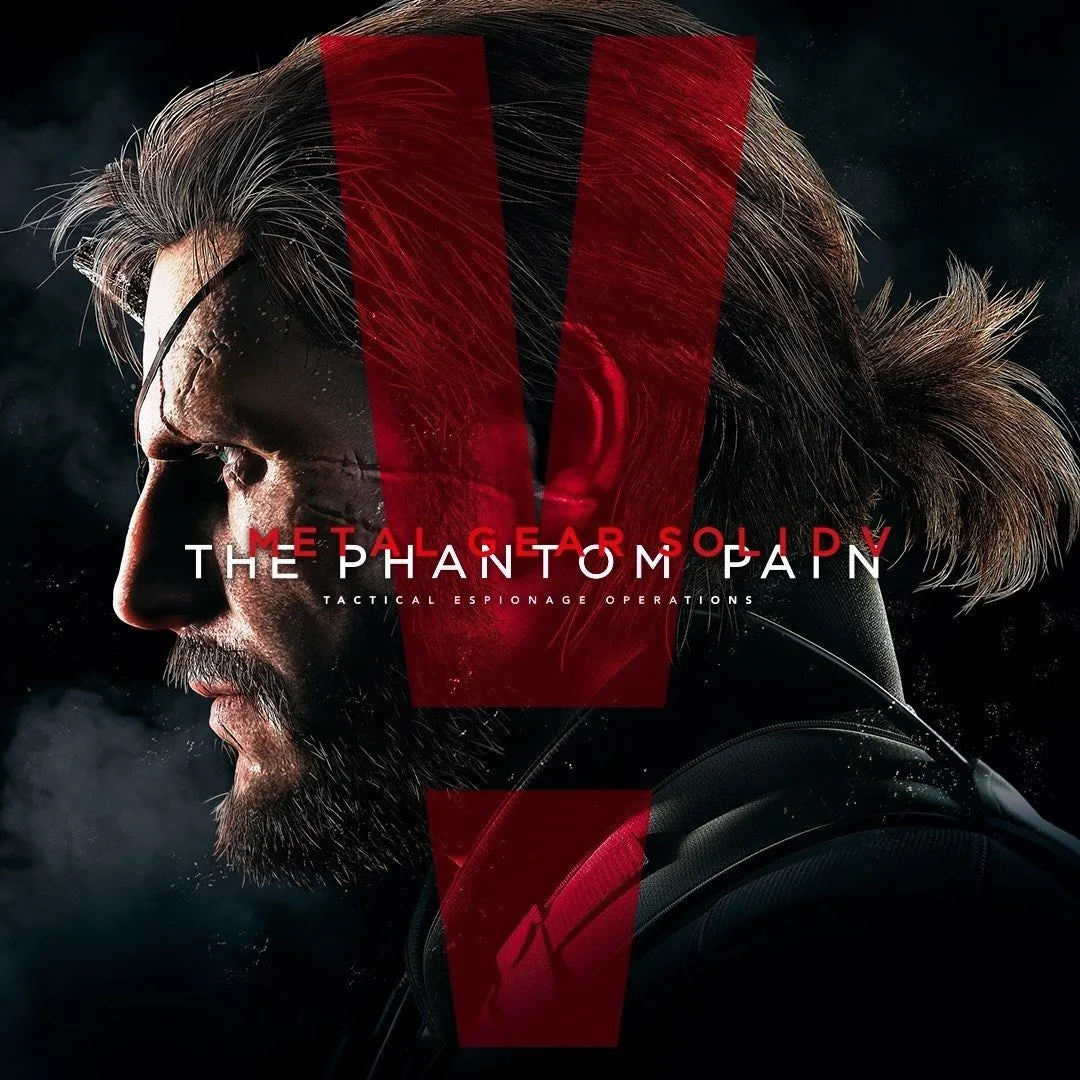 Big Boss (Snake) với trang bị đặc trưng trong tựa game Metal Gear Solid V: The Phantom Pain, thể hiện không gian thế giới mở và gameplay hành động lén lút.