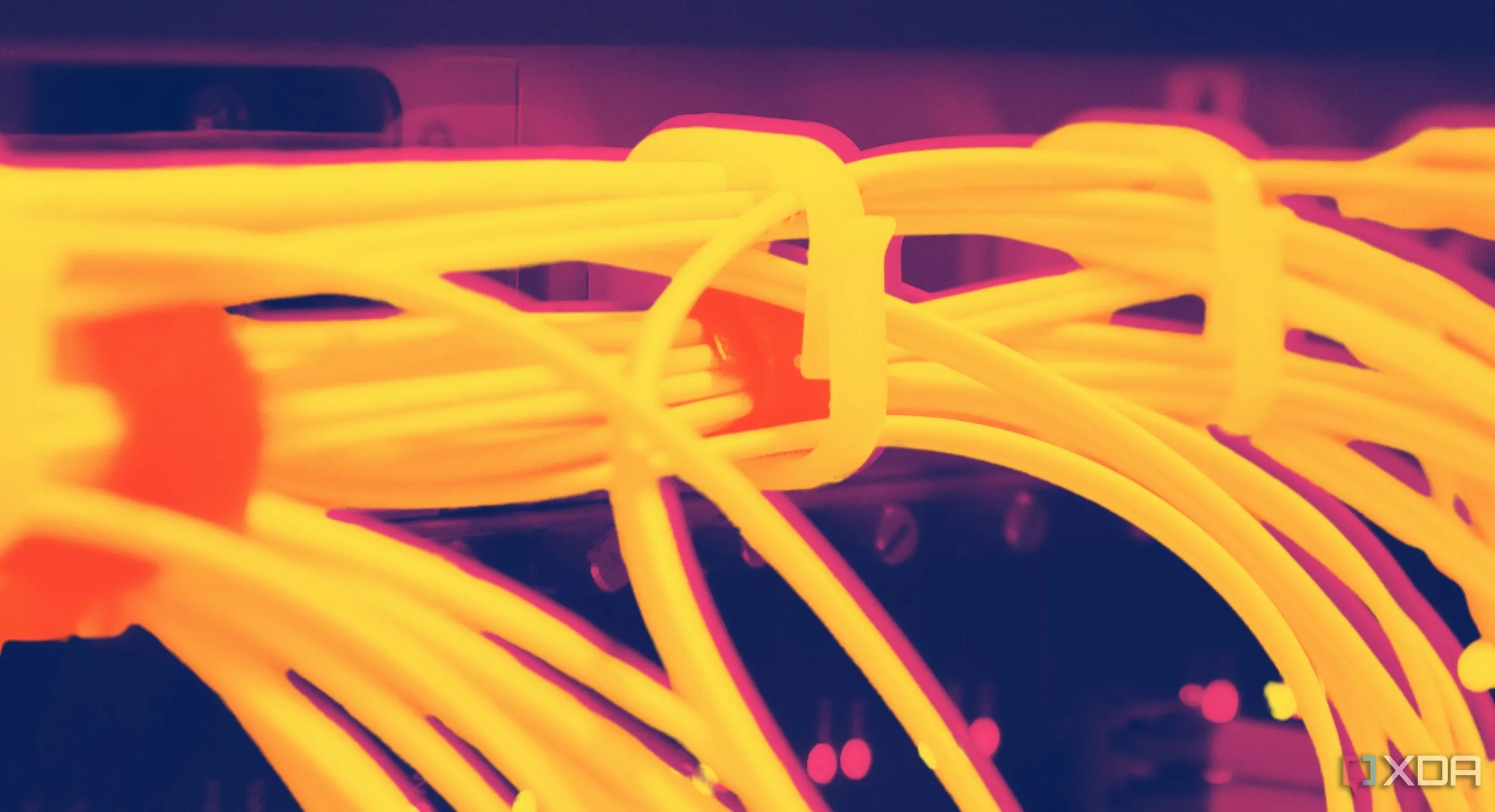 Bó cáp Ethernet màu cam, tượng trưng cho mạng lưới dữ liệu khổng lồ và lưu lượng truy cập trong các cuộc tấn công DDoS