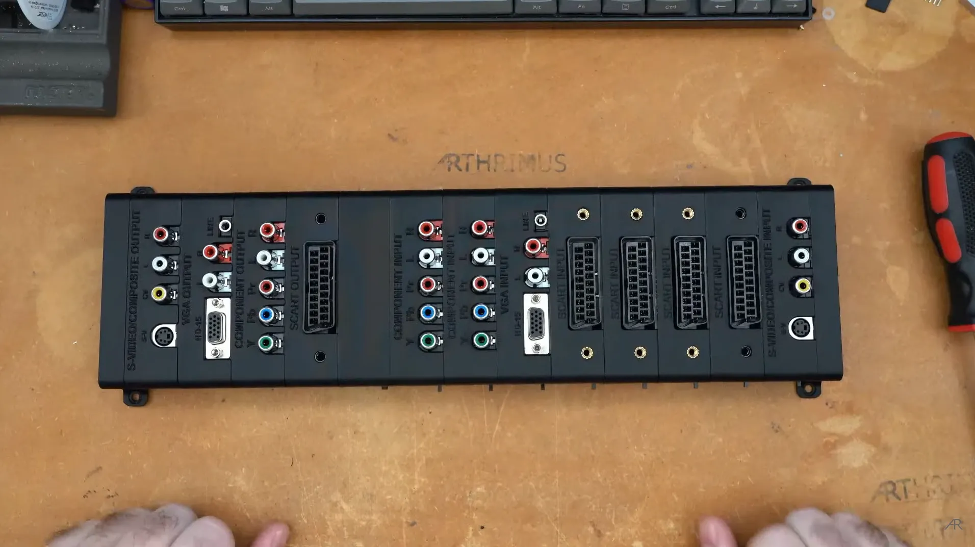 Bộ chuyển mạch Scalable Video Switch giúp kết nối nhiều console game retro