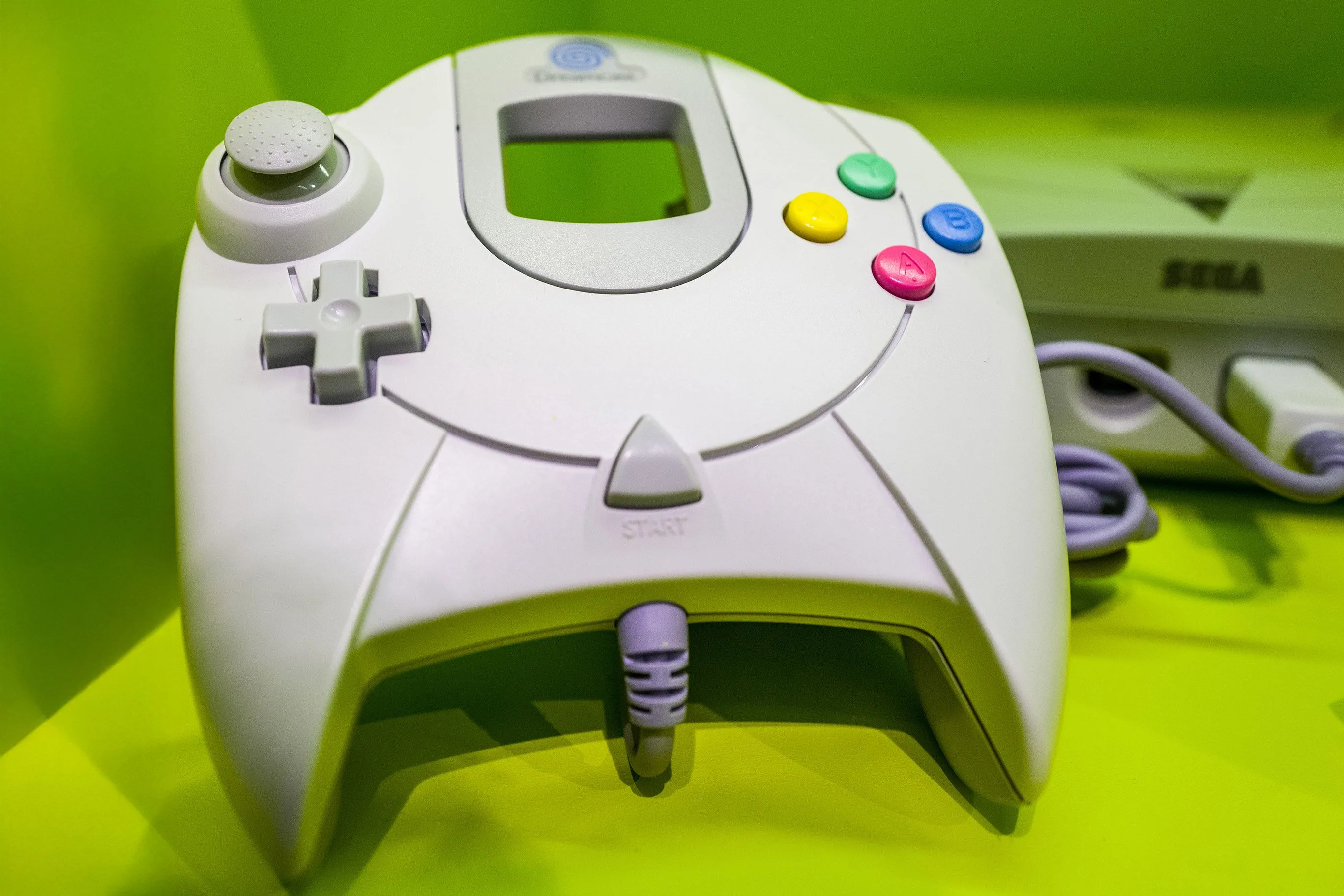 Bộ điều khiển (controller) của Sega Dreamcast với thiết kế độc đáo có tích hợp khe cắm thẻ nhớ VMU