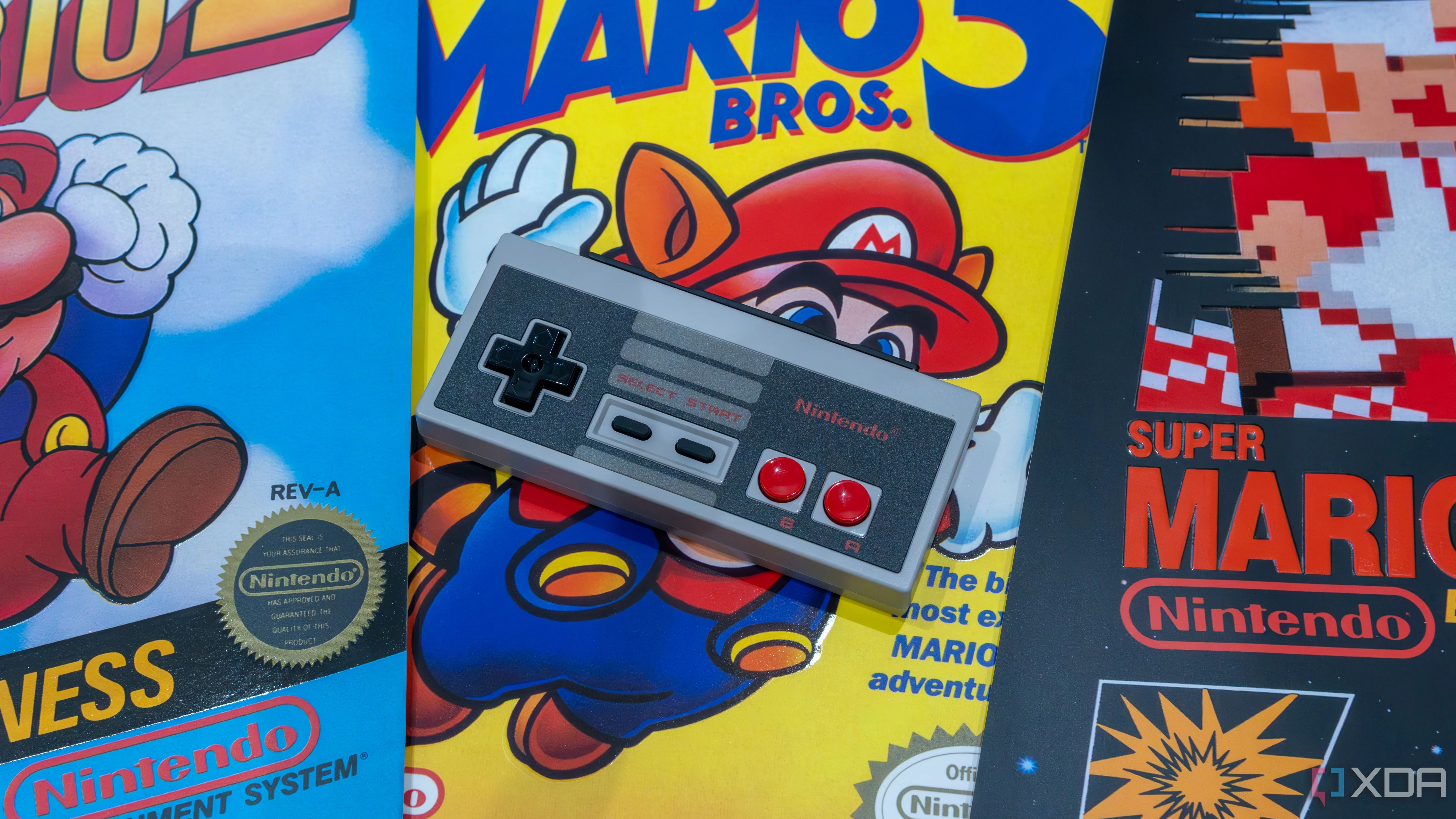Bộ điều khiển NES cổ điển và poster game Mario, gợi nhớ thư viện game phong phú và lịch sử của Nintendo