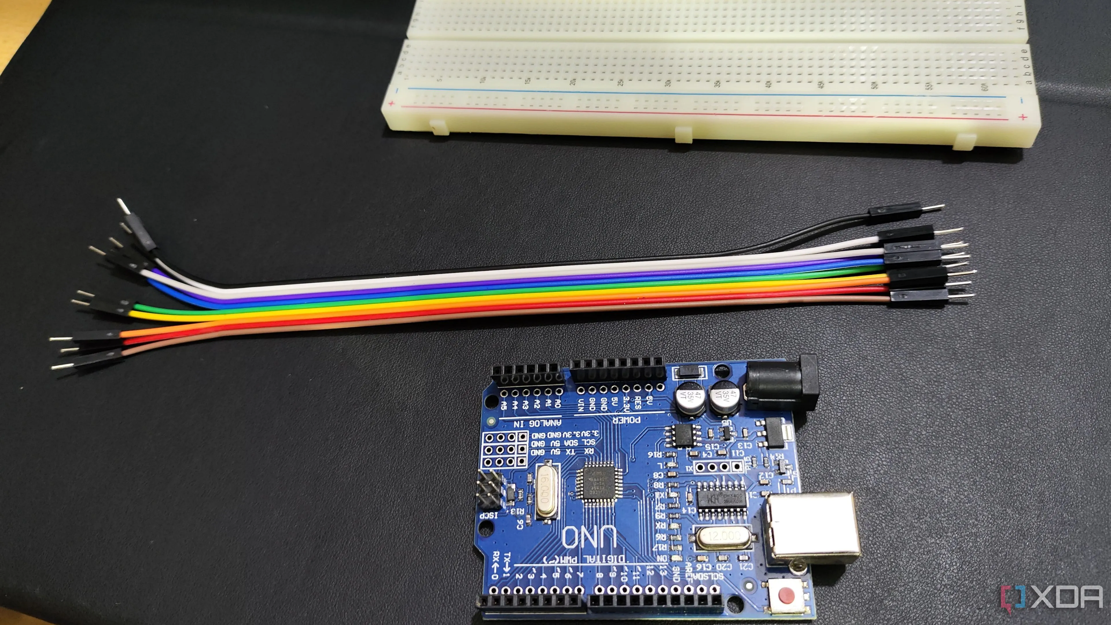 Bo mạch Arduino Uno với dây cắm và breadboard, minh họa cho việc sử dụng tích hợp Serial trong Home Assistant