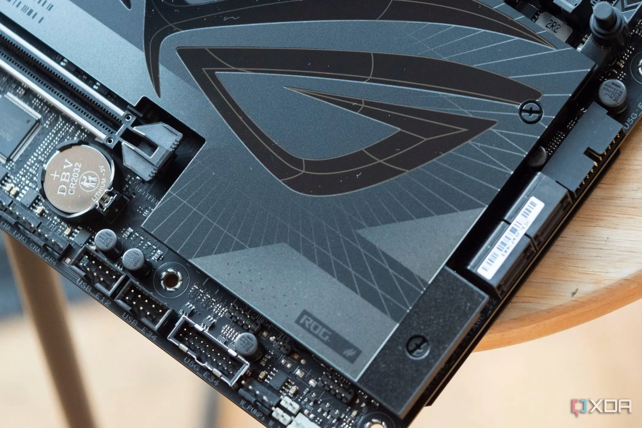 Bo mạch chủ ASUS ROG gaming với logo ROG, một linh kiện nền tảng quan trọng của máy tính