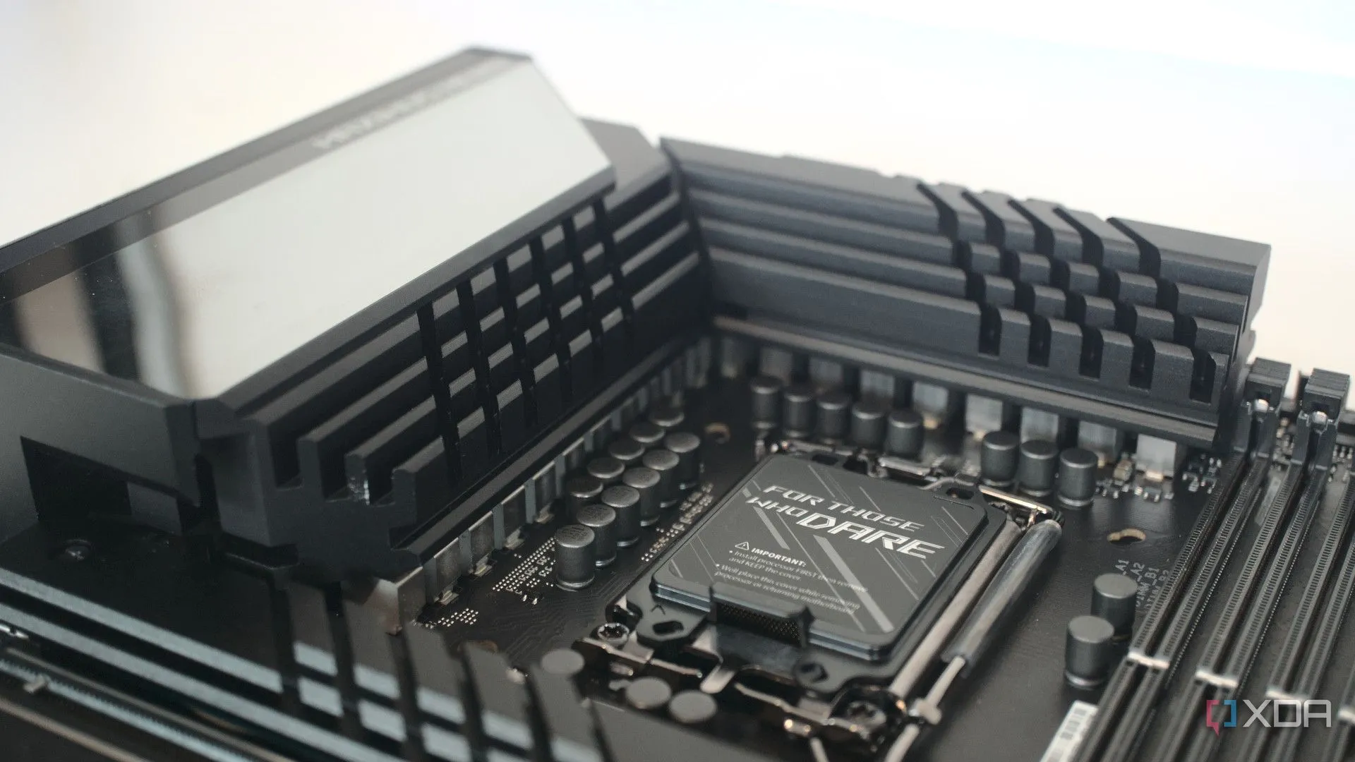 Bo mạch chủ ASUS ROG Maximus Z690 Hero cận cảnh VRM và socket