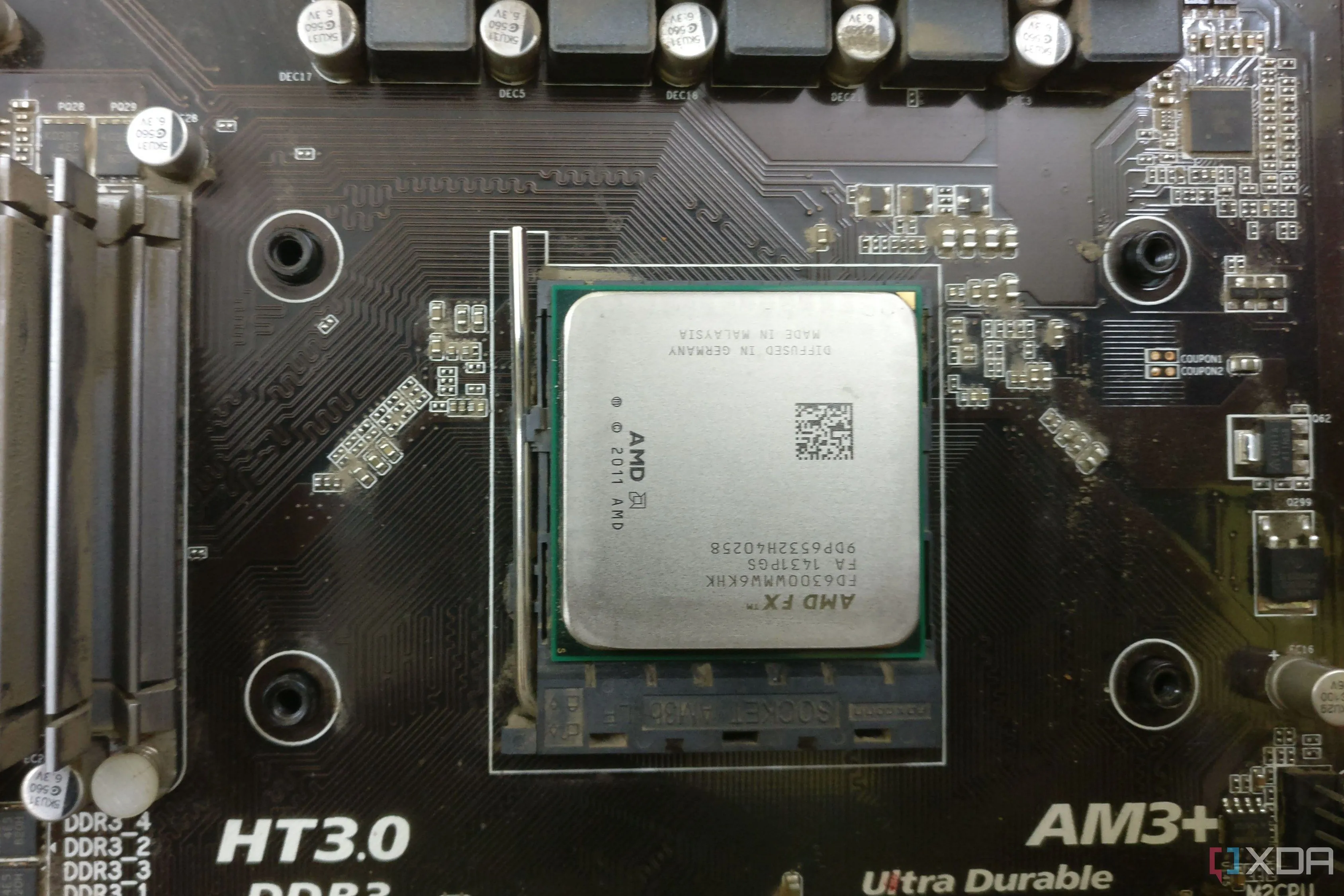 Bo mạch chủ Gigabyte AM3+ với CPU AMD FX-6300, biểu tượng kỷ nguyên quad-core