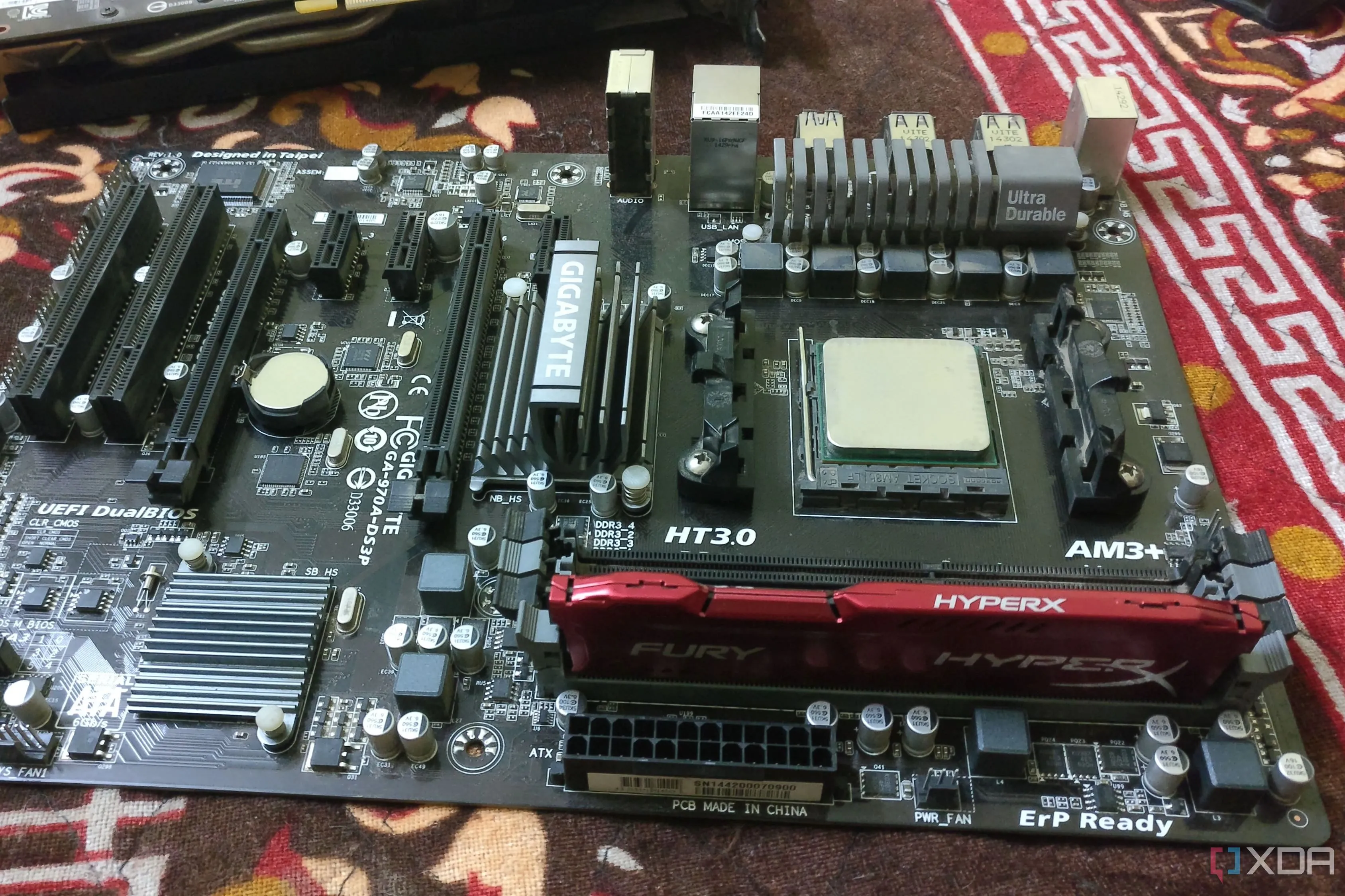 Bo mạch chủ Gigabyte AM3+ với CPU AMD FX-6300 và RAM HyperX, minh họa cho lựa chọn mainboard phổ thông, giá rẻ.