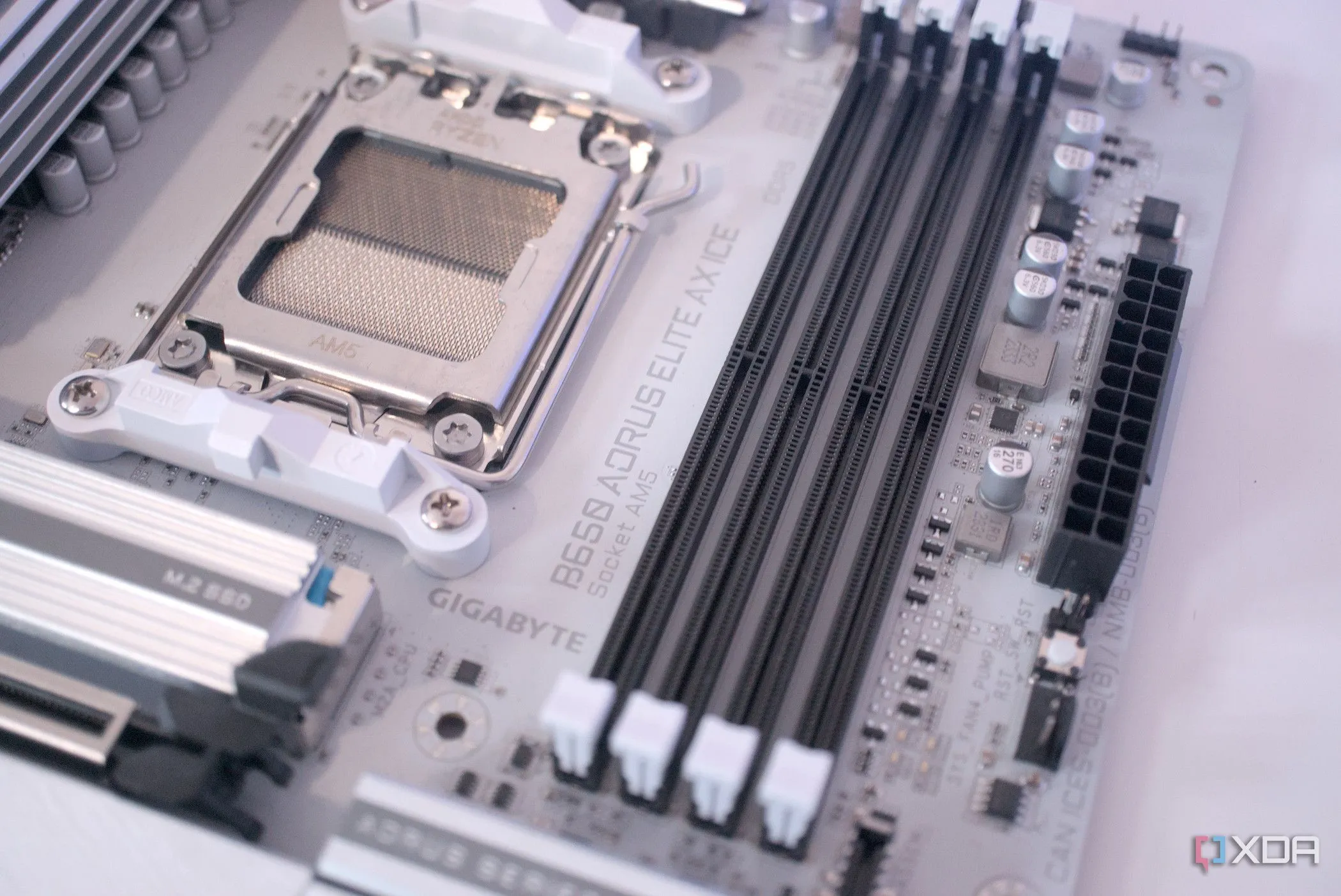 Bo mạch chủ Gigabyte B650 Aorus Elite AX Ice với các khe RAM DIMM