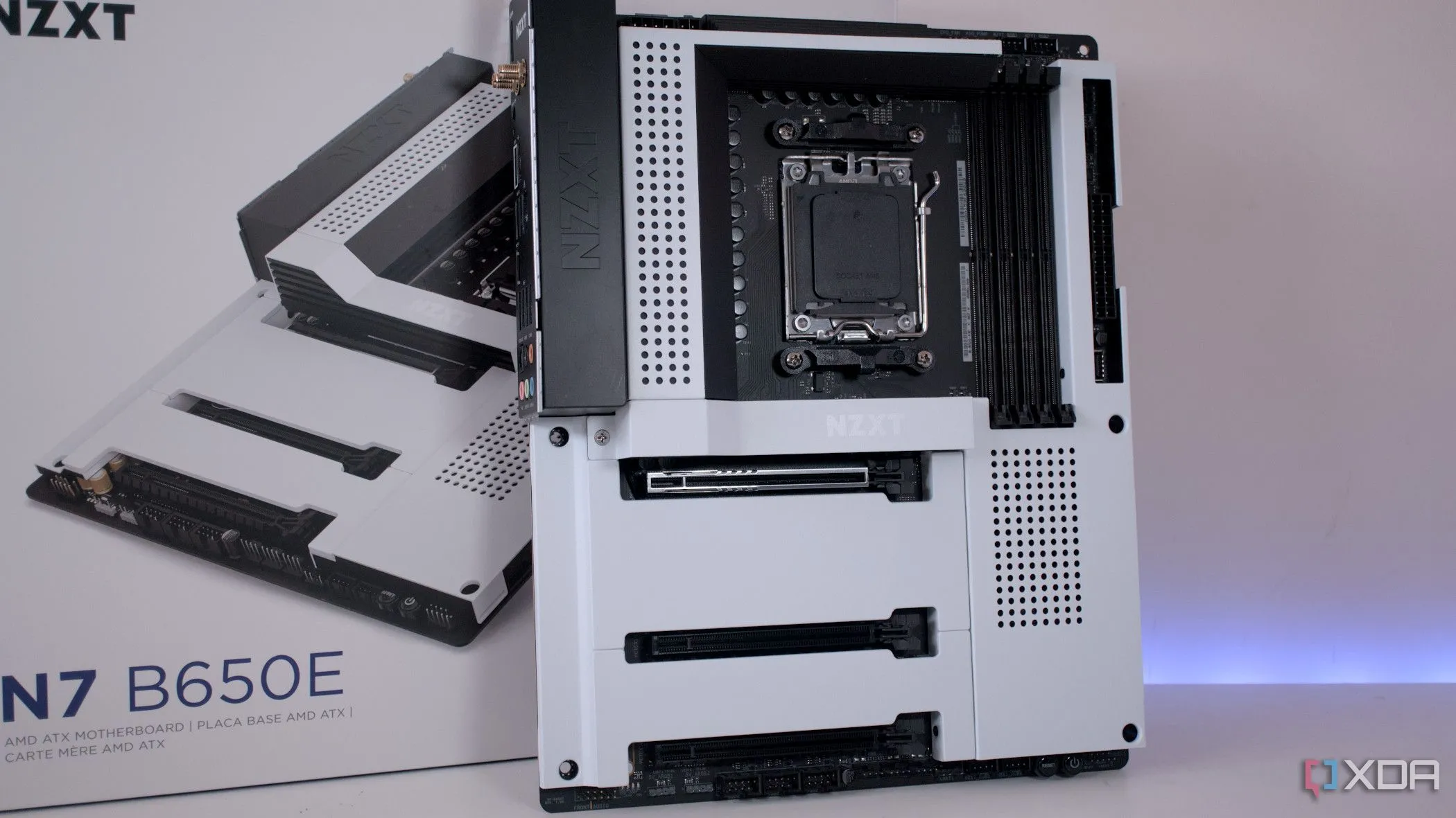 Bo mạch chủ NZXT N7 B650E màu trắng với thiết kế hiện đại