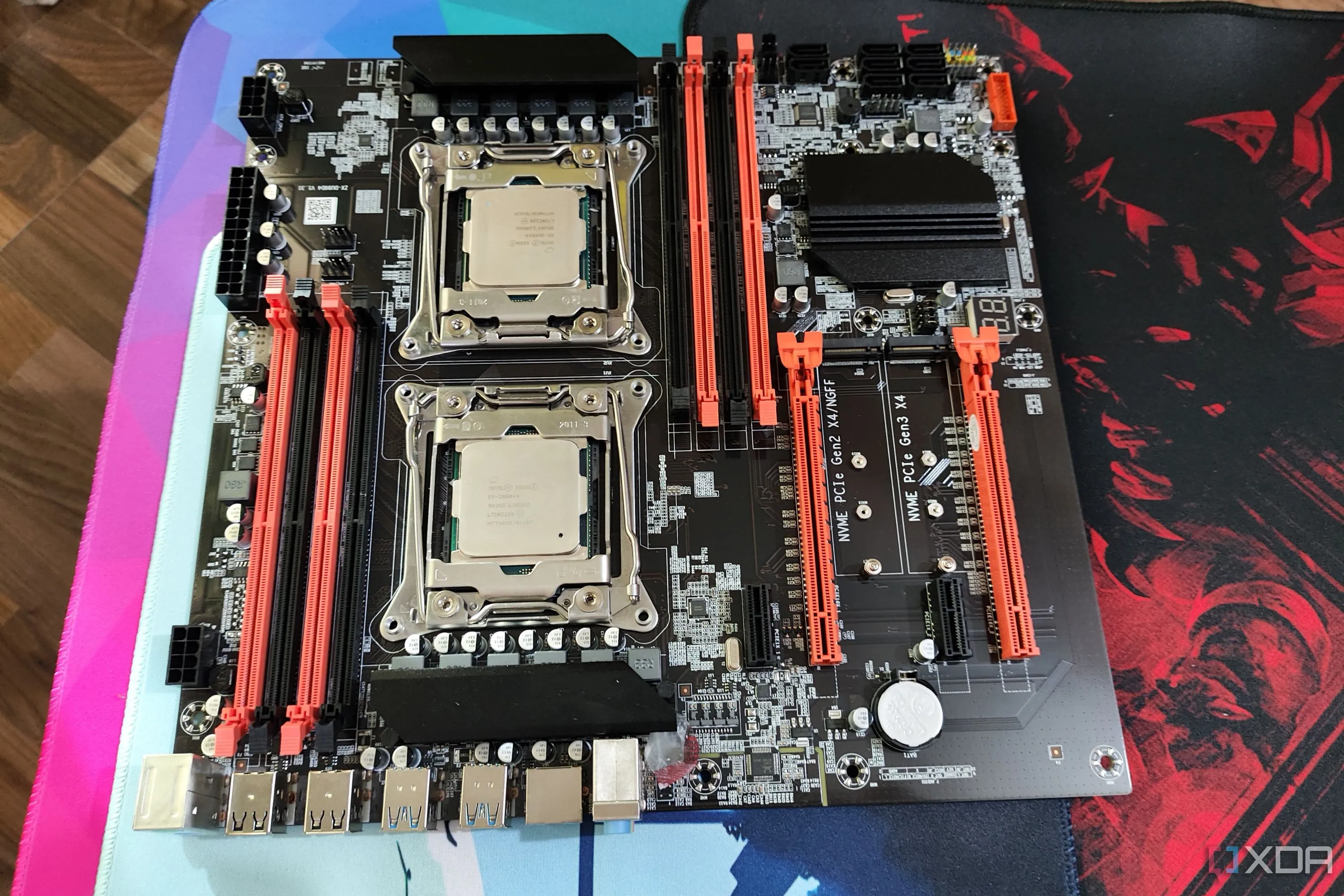 Bo mạch chủ server X99 với hai CPU Intel Xeon được lắp đặt, minh họa cấu hình dual-CPU tiêu thụ nhiều điện năng