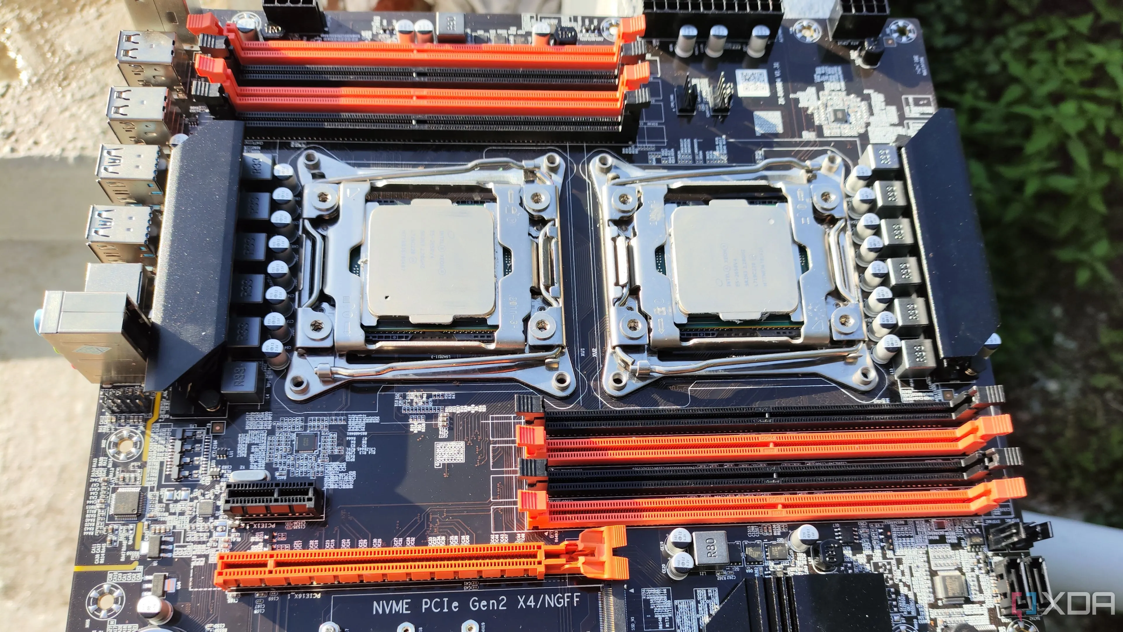Bo mạch chủ X99 với bộ vi xử lý Xeon kép và 8 khe RAM, thường dùng cho máy chủ home lab cũ