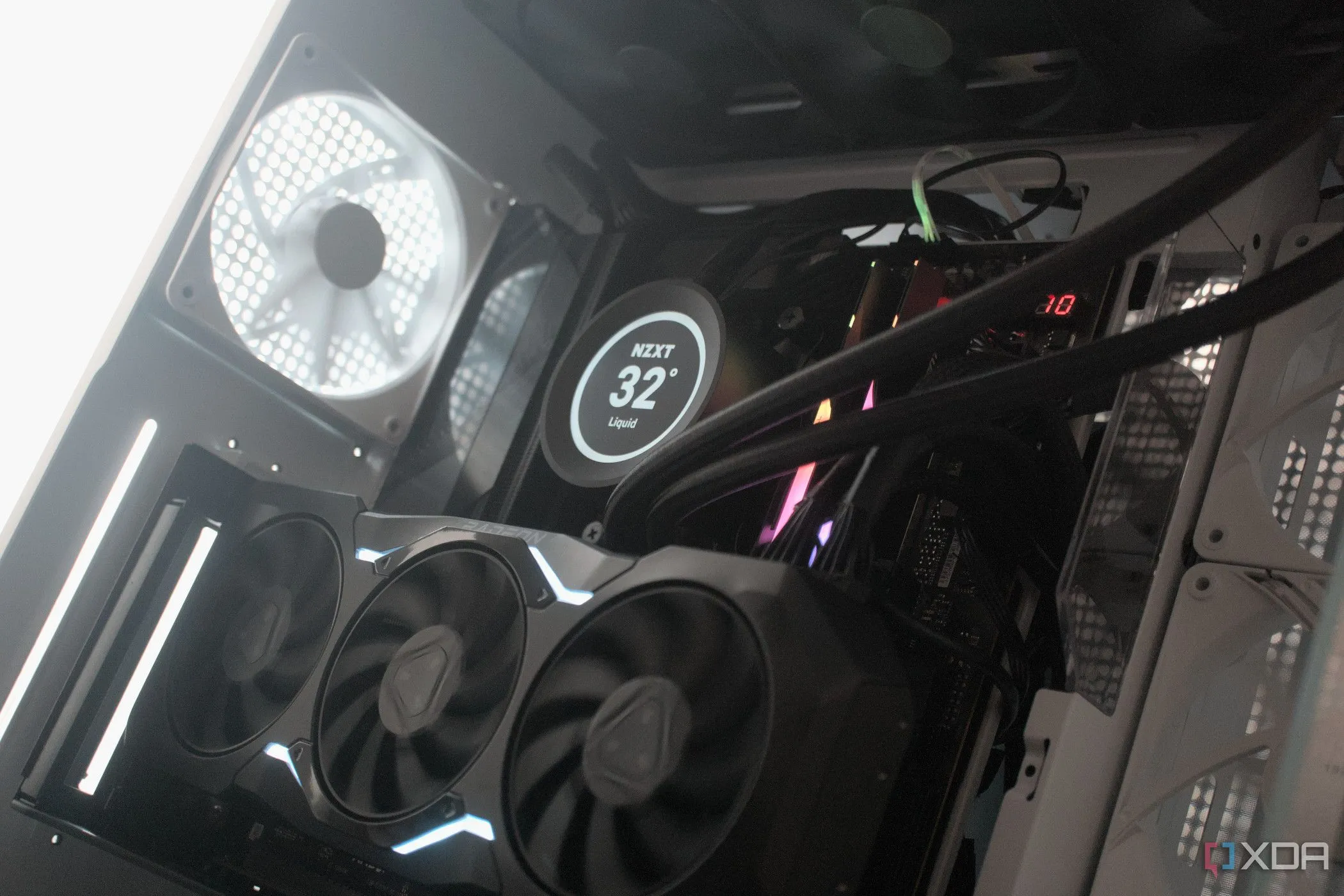 Bộ máy tính gaming hiệu năng cao với vỏ case NZXT H9 Flow, minh họa rằng phần cứng hiện tại vẫn đáp ứng tốt nhu cầu
