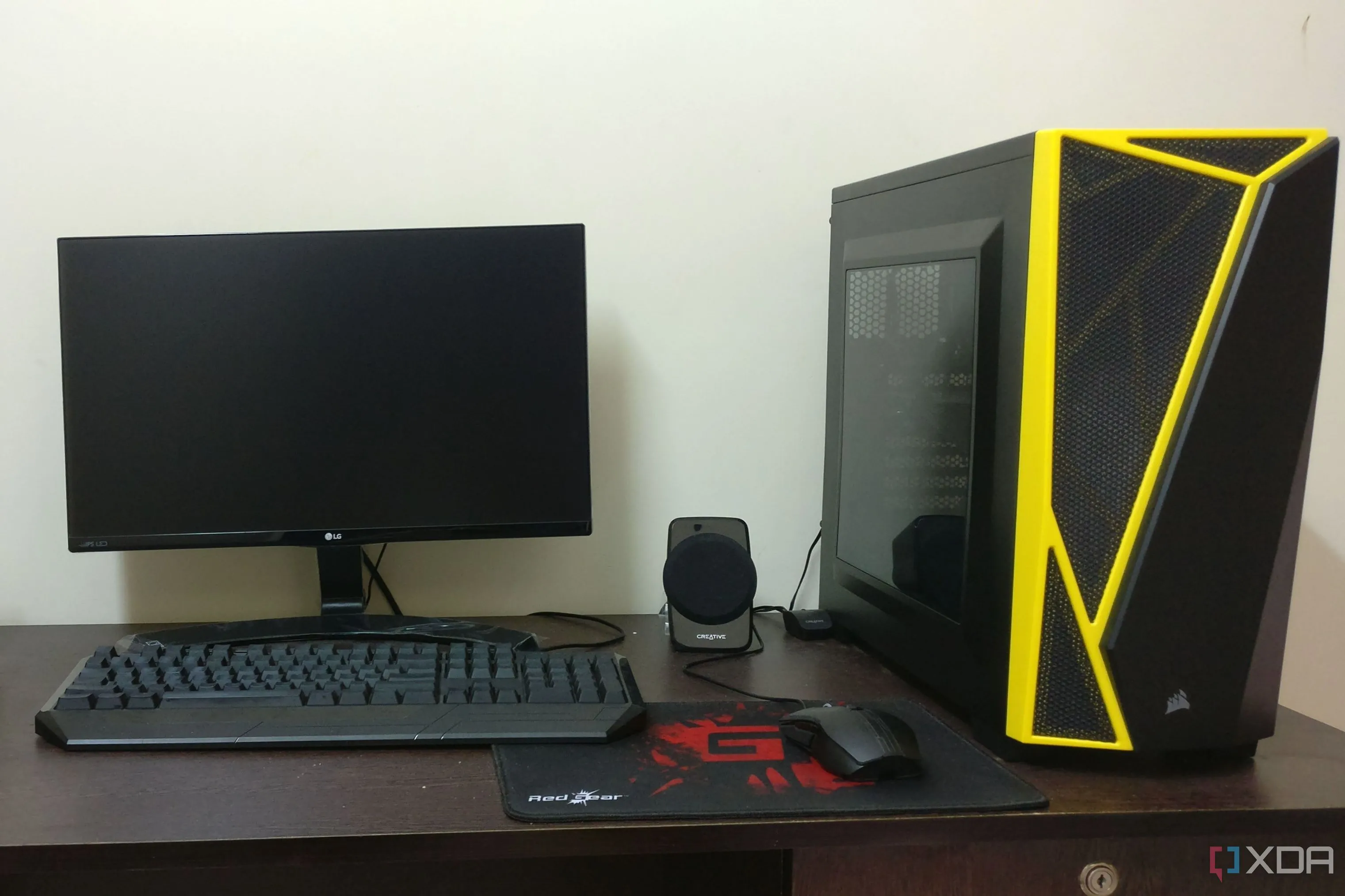 Bộ PC gaming màu đen hoàn chỉnh với màn hình, bàn phím và chuột, so sánh giá trị giữa việc mua linh kiện PC cũ và mới