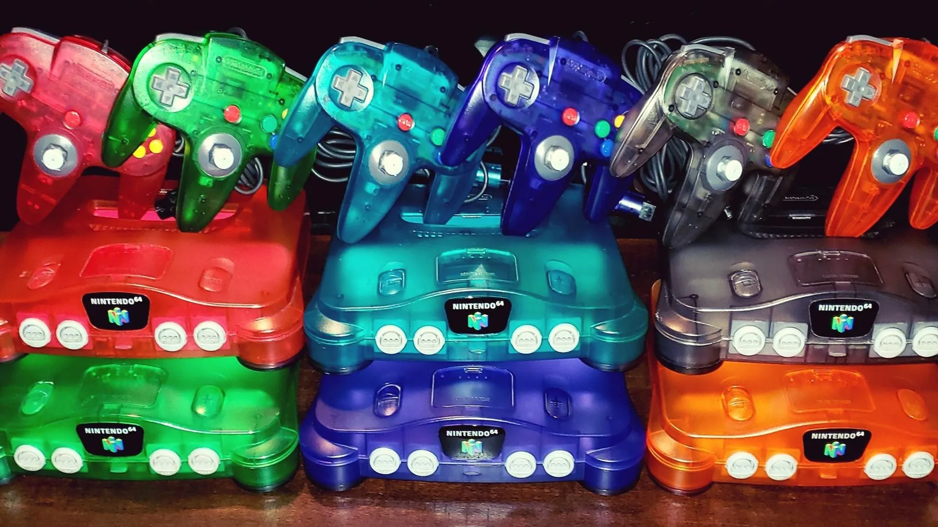 Bộ sưu tập các phiên bản console Nintendo 64 với nhiều màu sắc và kiểu dáng khác nhau