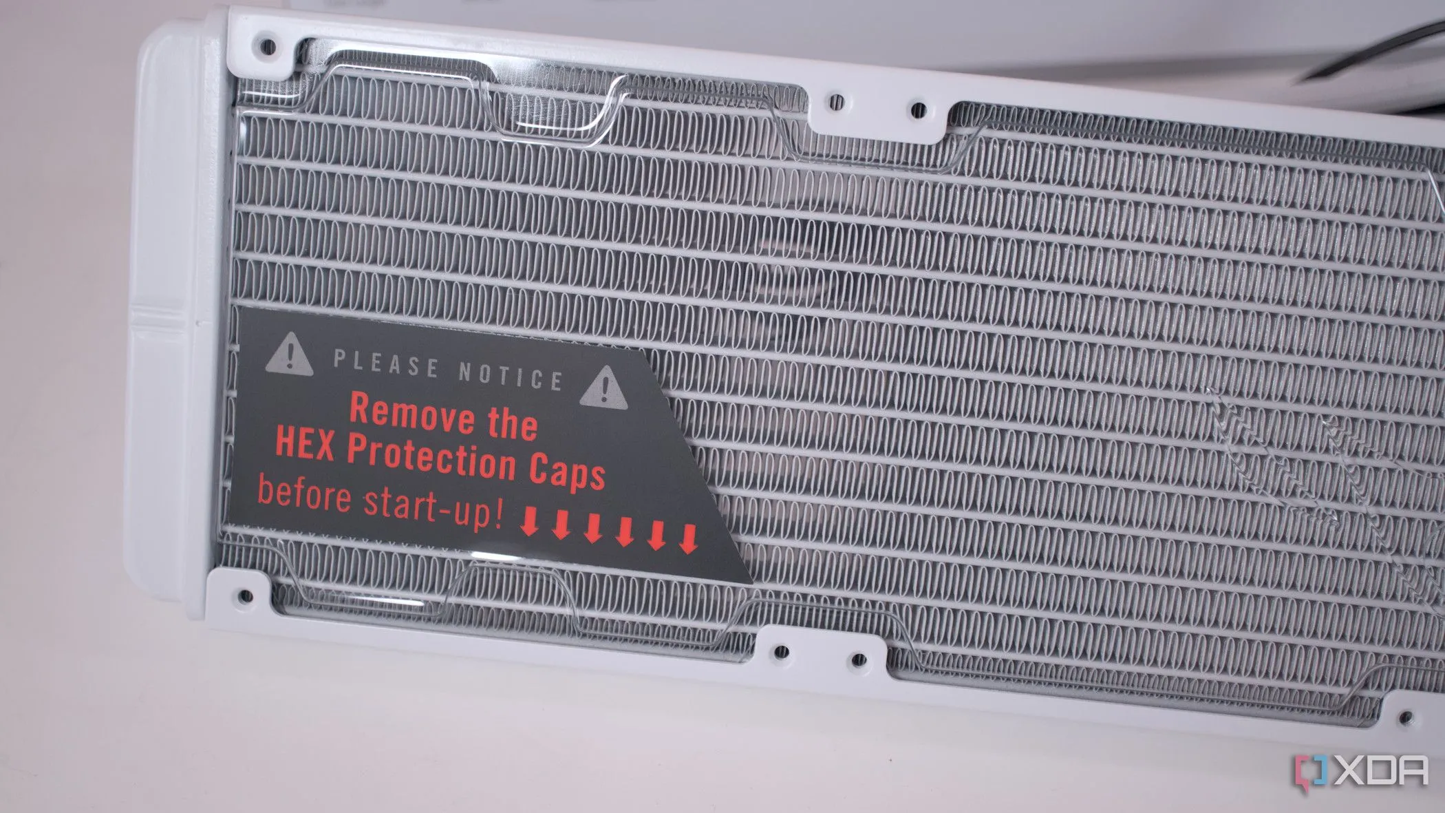 Bộ tản nhiệt nước AIO Asus ROG Strix LC III 360 ARGB, minh họa nguy cơ làm hỏng radiator khi lắp đặt