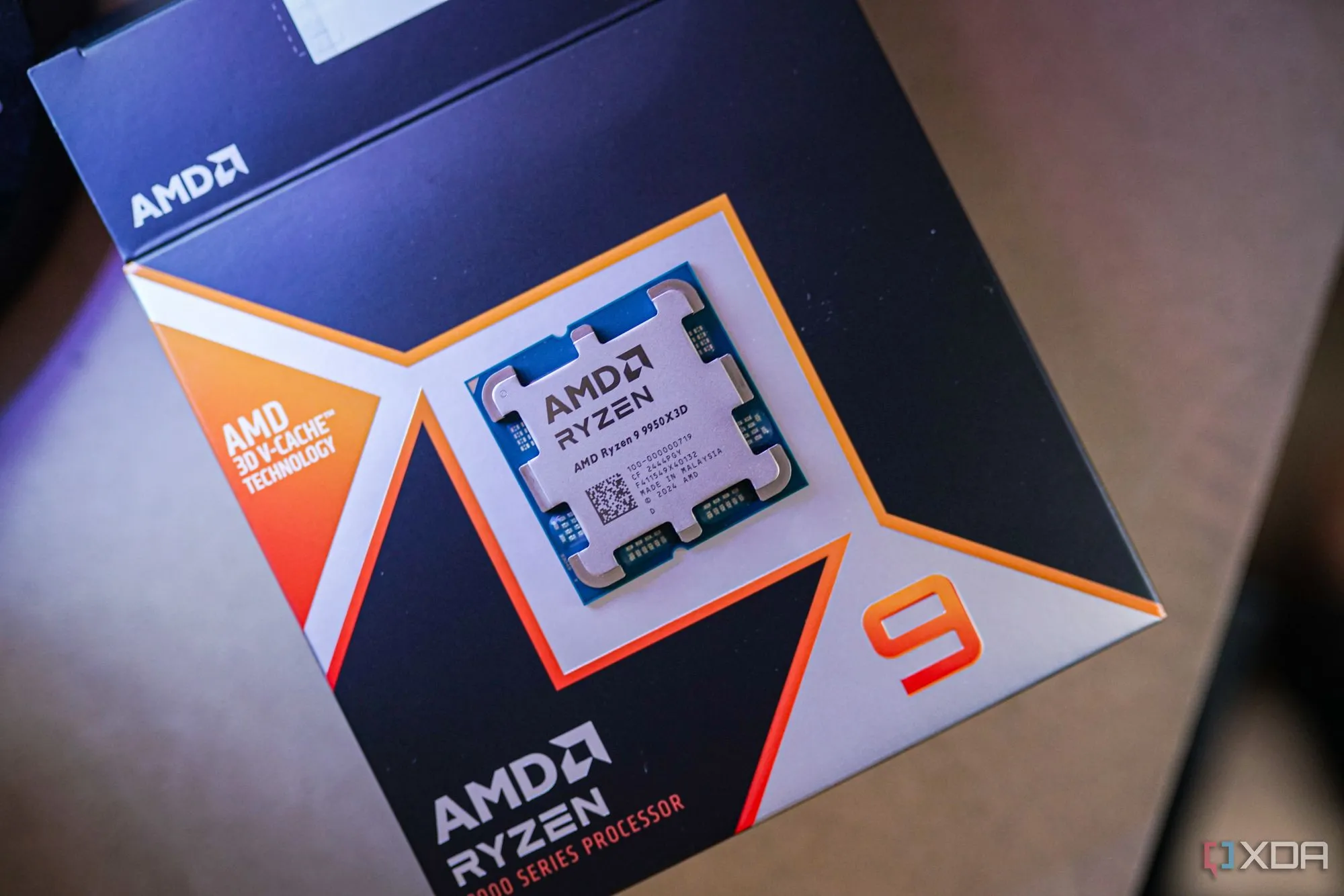 Bộ vi xử lý AMD Ryzen 9 9950X3D trên hộp, minh họa cho việc undervolt CPU để tiết kiệm điện năng.