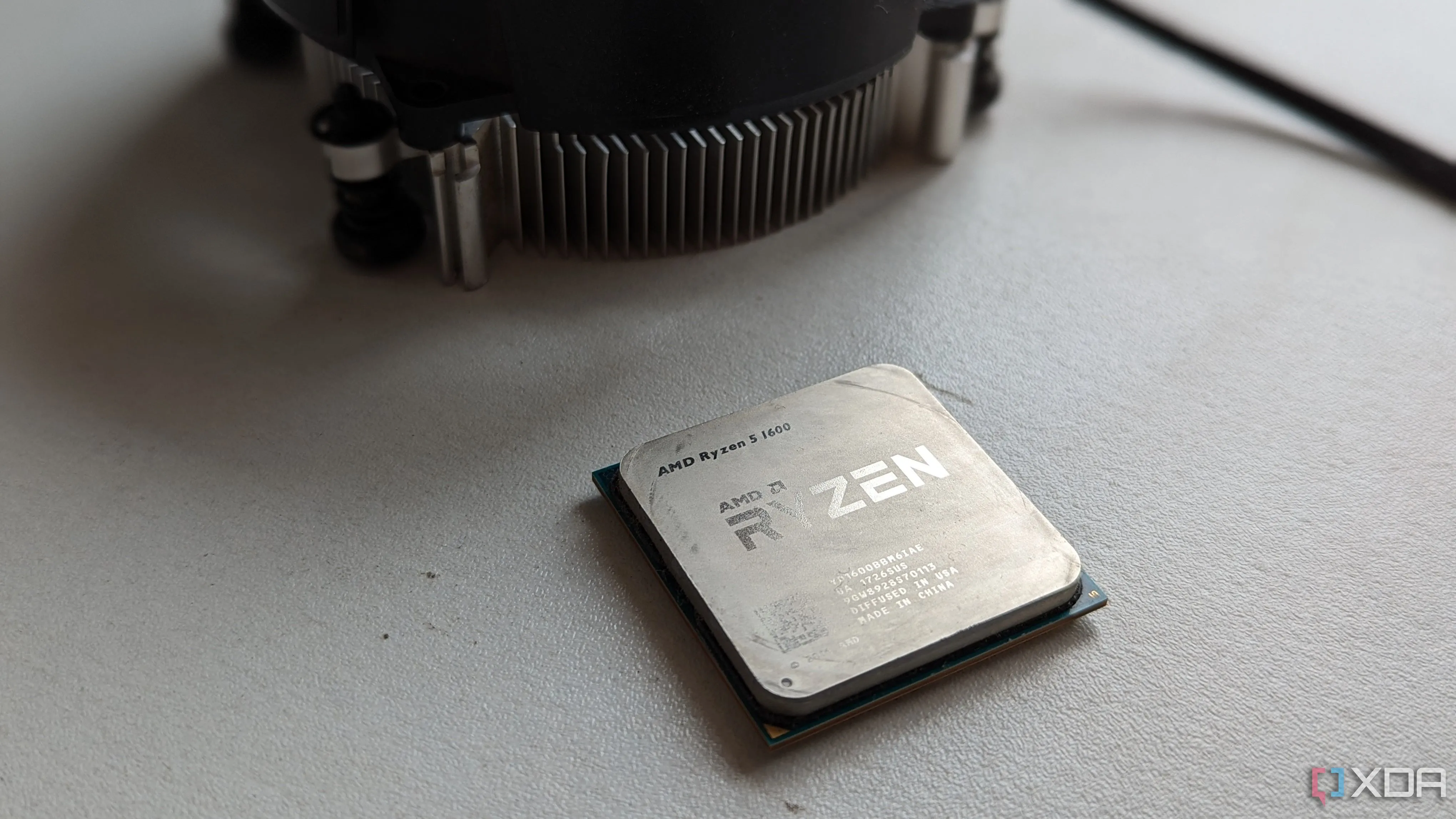 Bộ vi xử lý Ryzen 5 1600 cạnh tản nhiệt stock trên bề mặt trắng