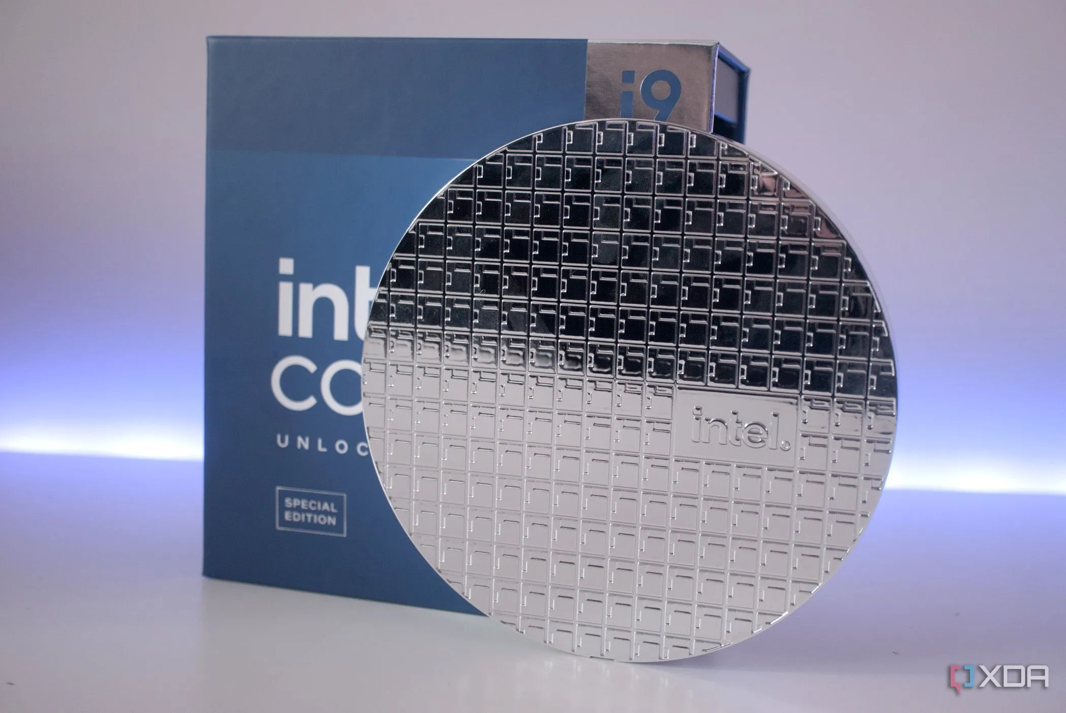 Bộ xử lý Intel Core i9-14900KS với hộp và tấm wafer silicon minh họa