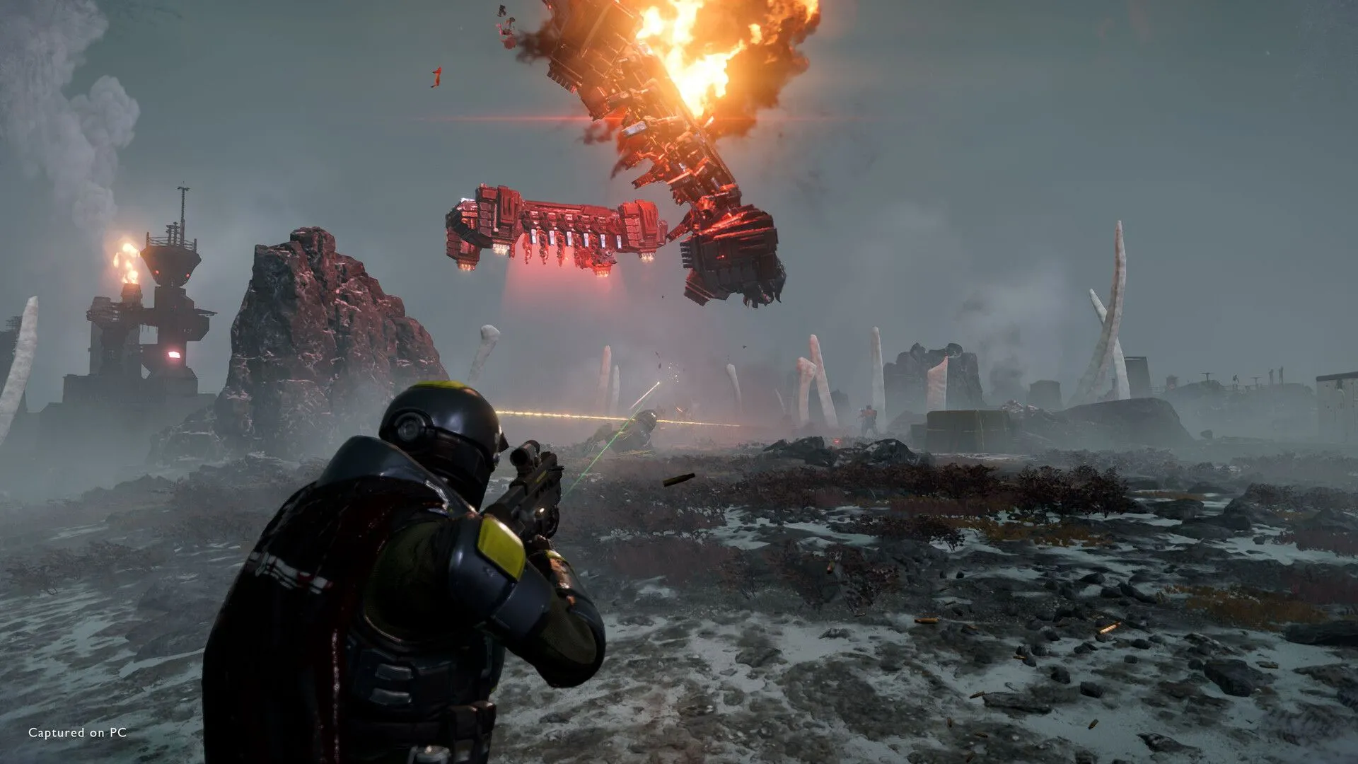 Các chiến binh Helldivers 2 khai hỏa trên một hành tinh băng tuyết.
