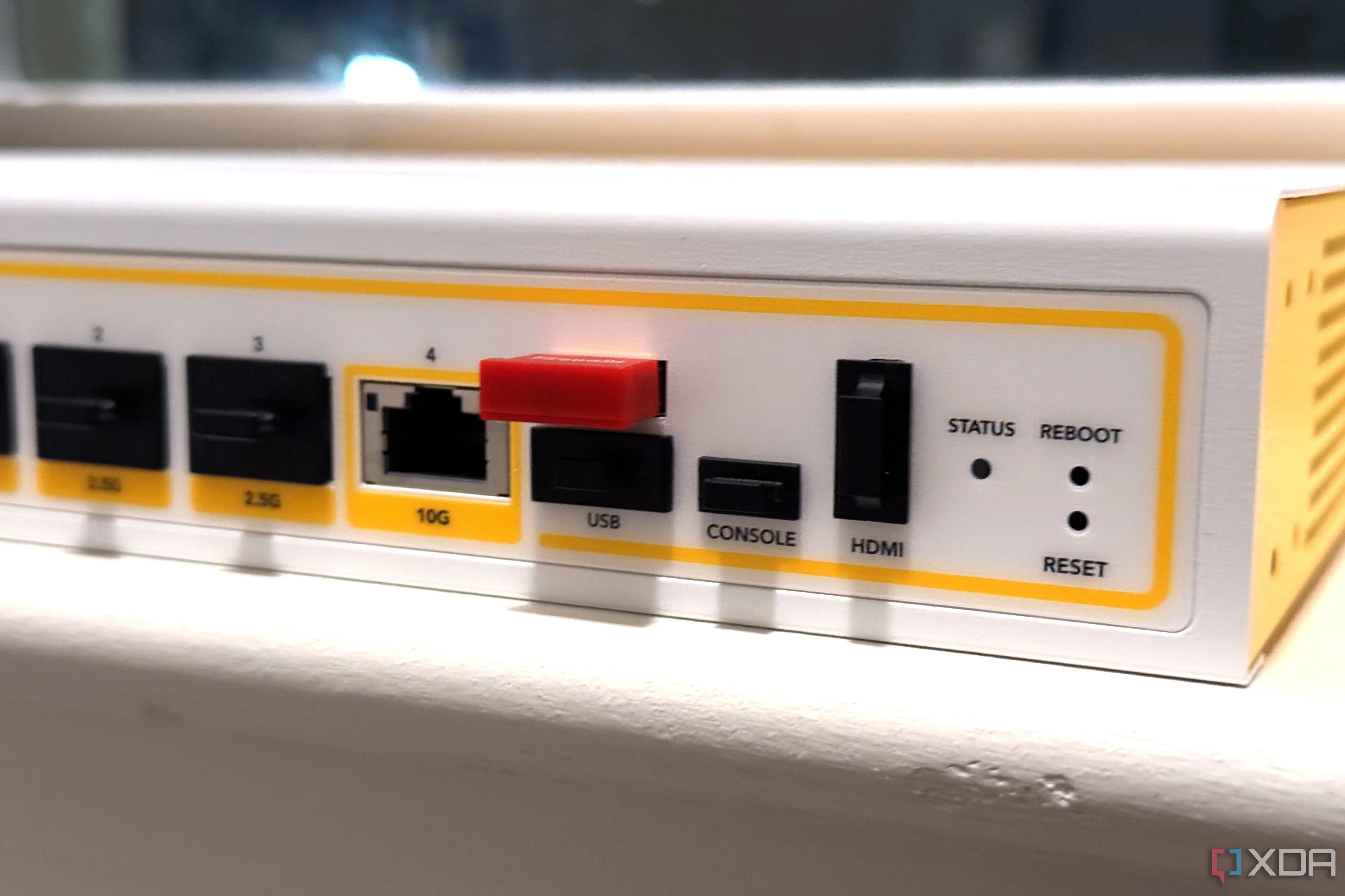 Các cổng kết nối của thiết bị tường lửa Firewalla Gold Pro, minh họa cho sự hạn chế của cổng 10GbE RJ45 trên một số thiết bị mạng.