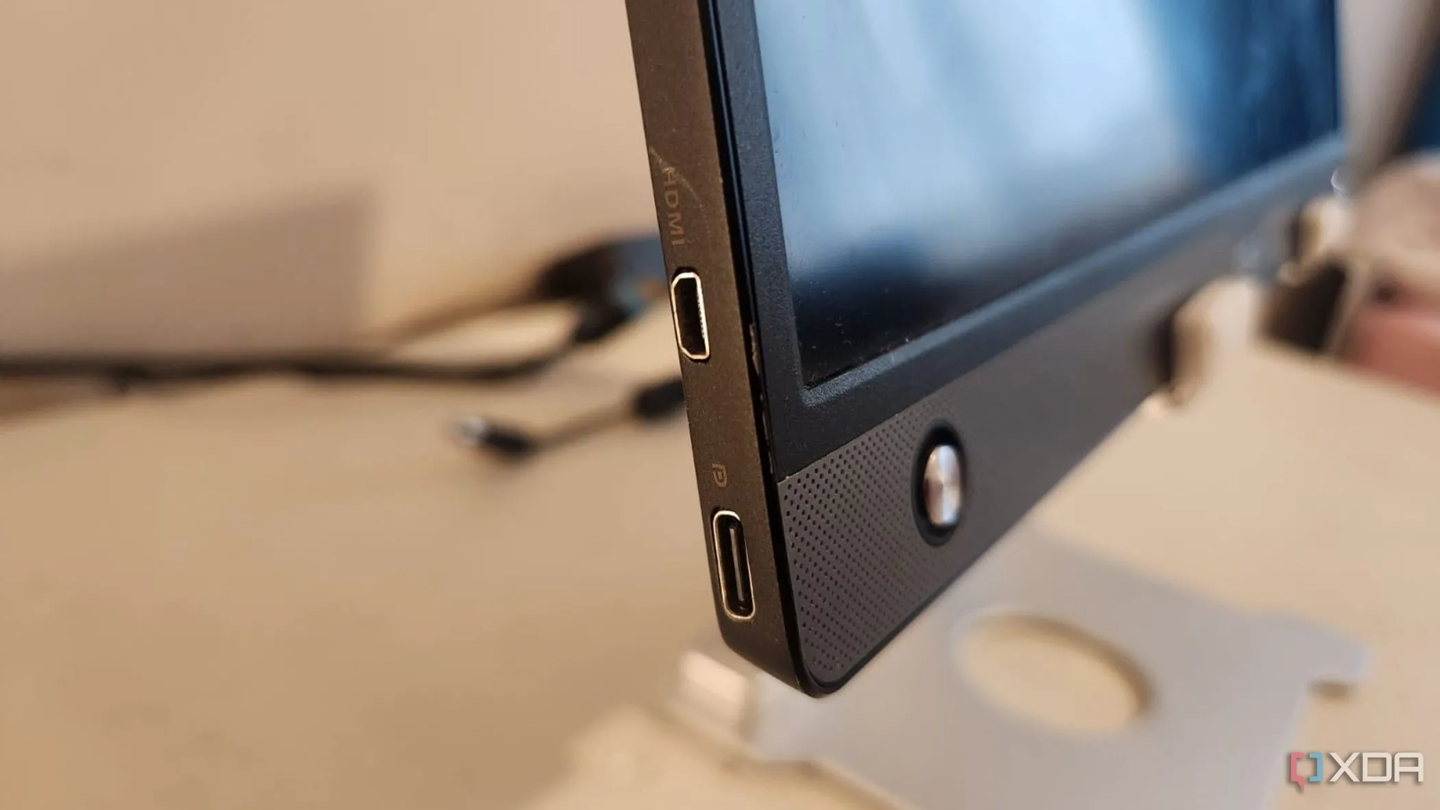 Các cổng kết nối Micro-HDMI và USB-C trên màn hình di động Asus Zenscreen, minh họa khả năng kết nối linh hoạt.