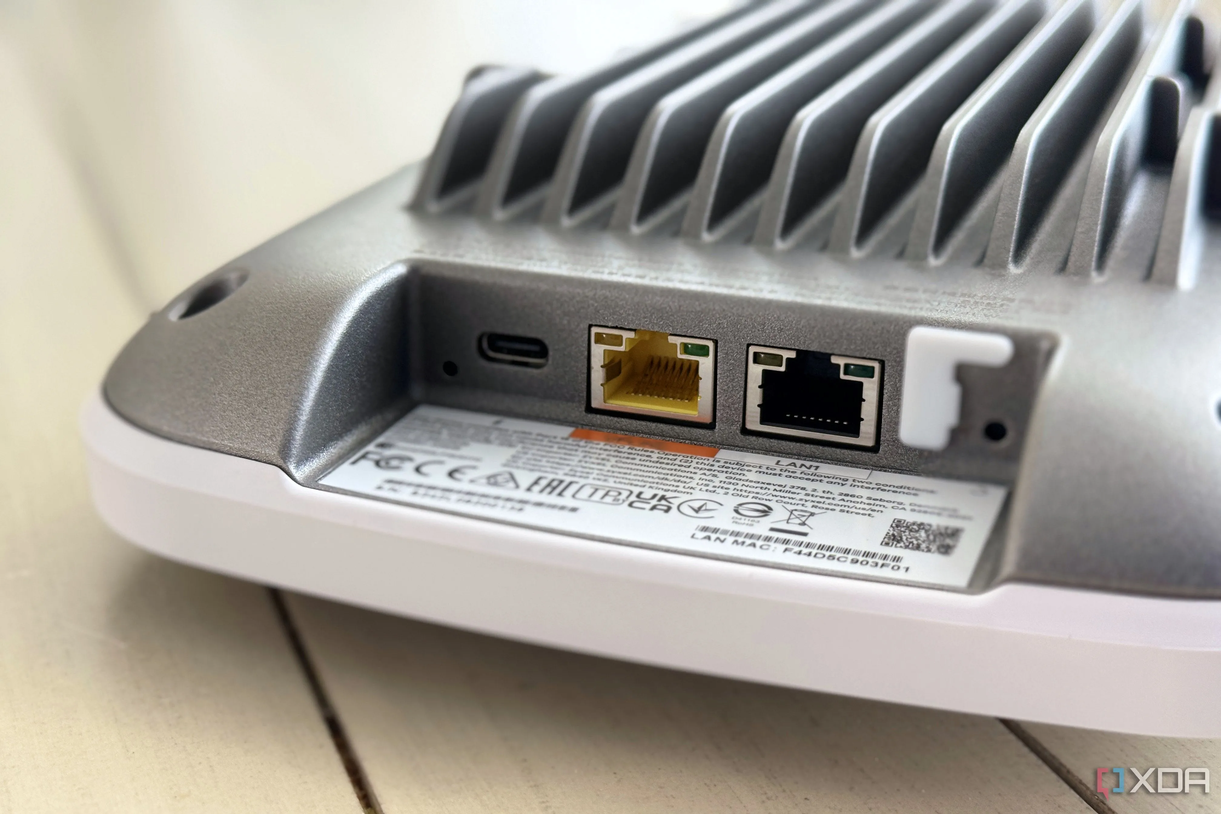 Các cổng kết nối trên Access Point Zyxel WBE660S, cho thấy lý do vẫn cần duy trì một số kết nối cáp đồng cho nguồn PoE.