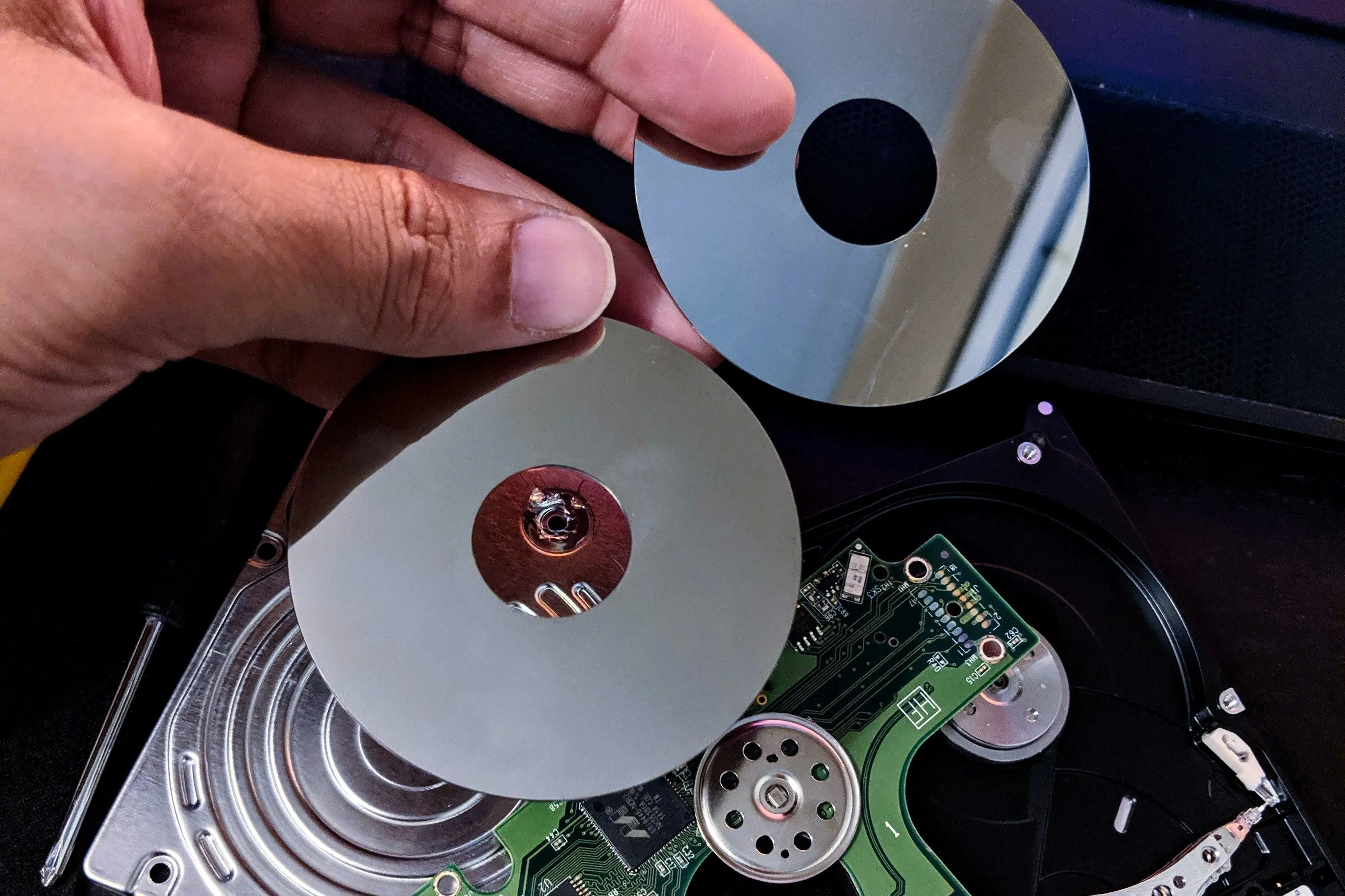 Các đĩa từ của ổ cứng HDD bị tháo rời từ laptop