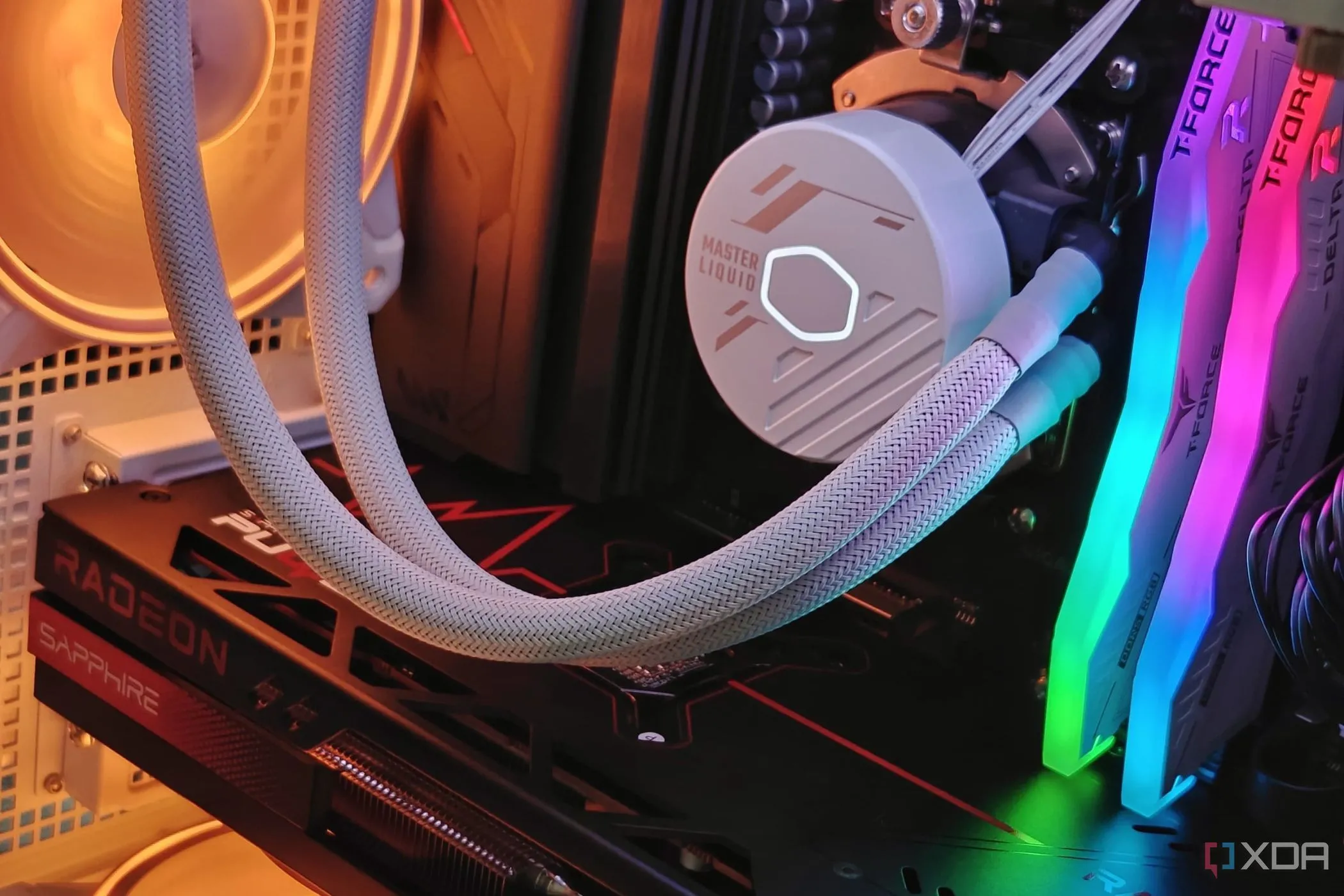 Các linh kiện bên trong một chiếc máy tính chơi game có đèn RGB, tượng trưng cho hệ thống PC hiệu năng cao
