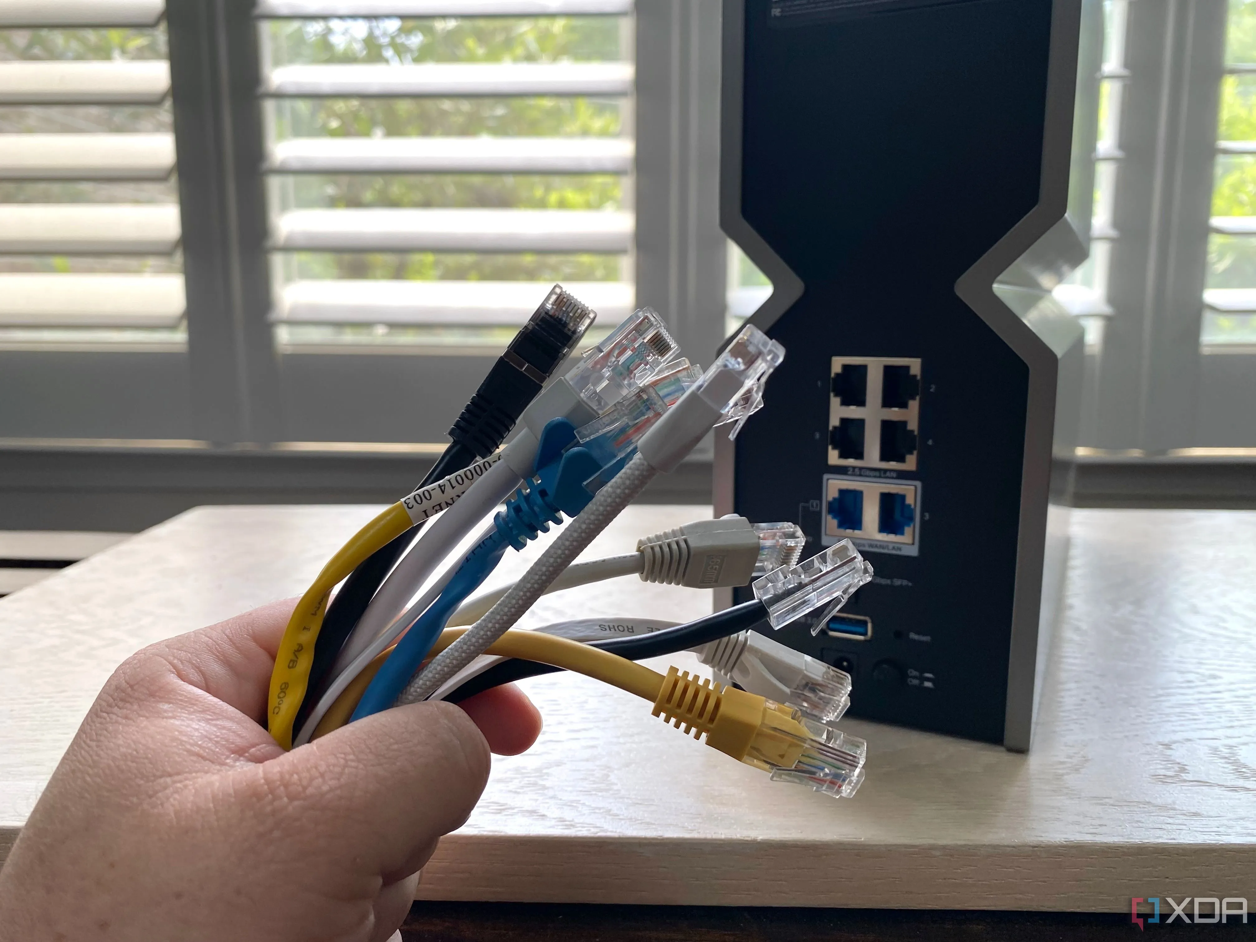 Các loại cáp Ethernet đa dạng phía trước một bộ định tuyến