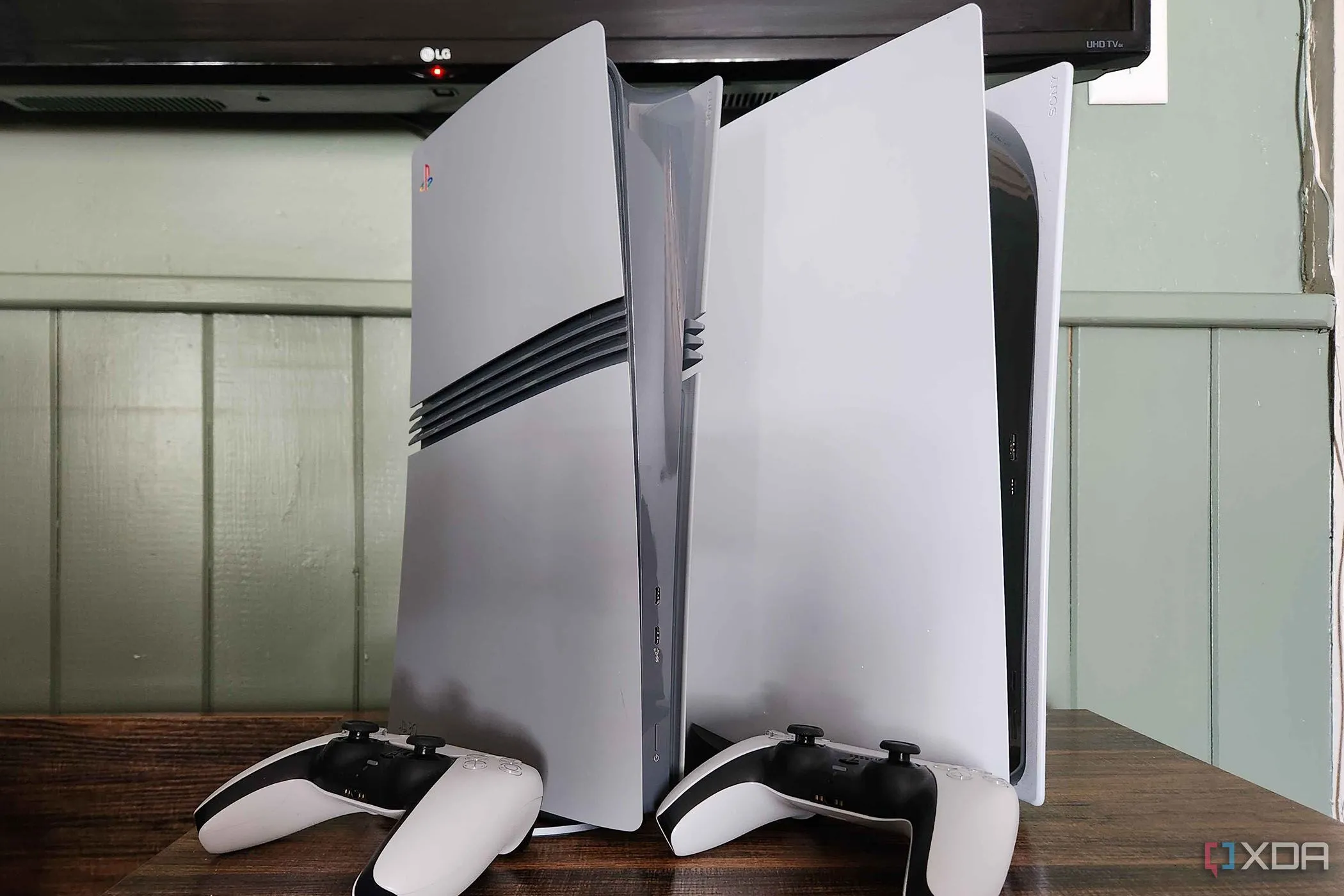 Các máy console PlayStation 5 và tay cầm DualSense, đại diện cho lựa chọn gaming tiết kiệm hơn PC