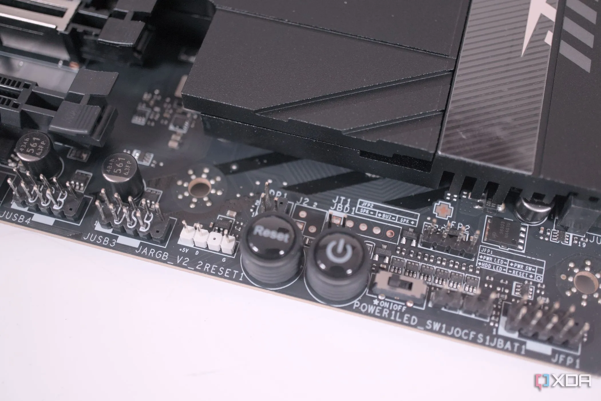 Các nút nguồn và reset vật lý trên mainboard MSI MPG X870E Carbon WiFi