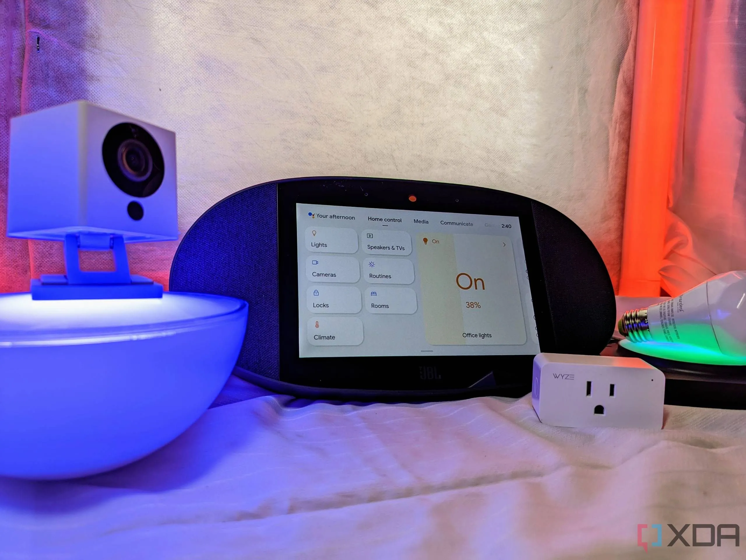 Các thiết bị nhà thông minh như Google Pixel 6 Pro, Philips Hue Go và Wyze Cam, thể hiện khả năng tương thích của Emulated Hue
