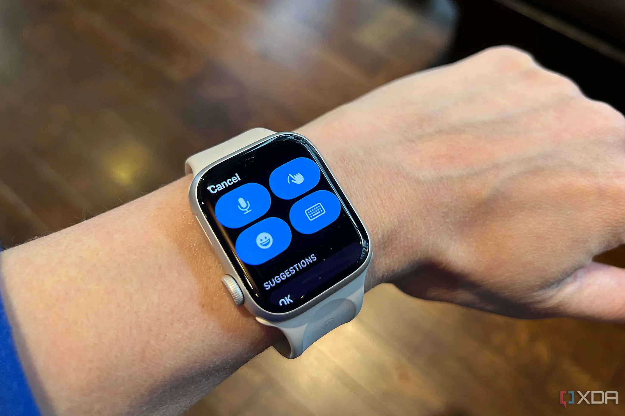 Các ứng dụng Facebook và Messenger trên Apple Watch, đại diện cho hệ sinh thái dịch vụ của Meta