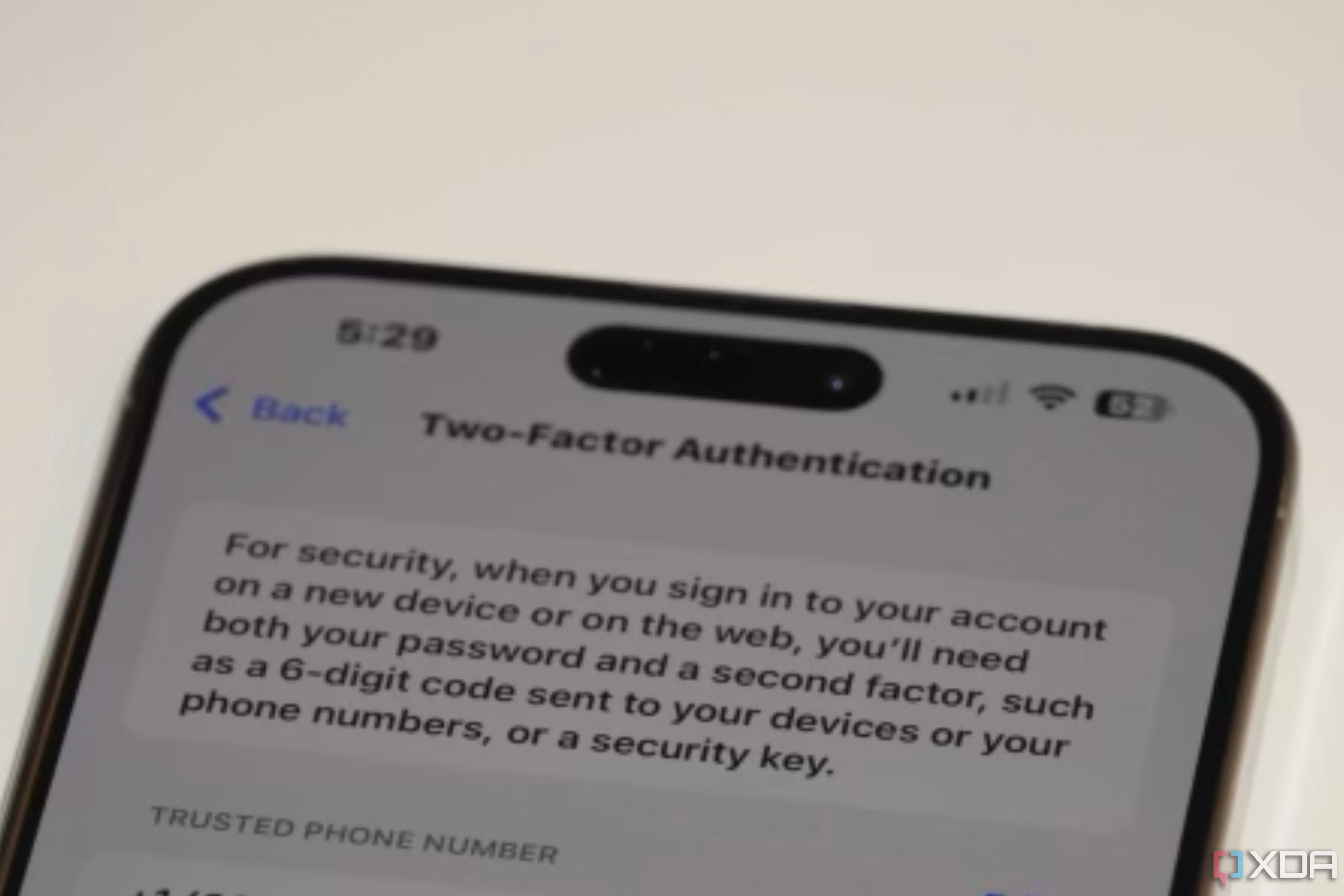 Cài đặt xác thực hai yếu tố (2FA) cho Apple ID hiển thị trên màn hình iPhone, minh họa quy trình bảo mật tài khoản