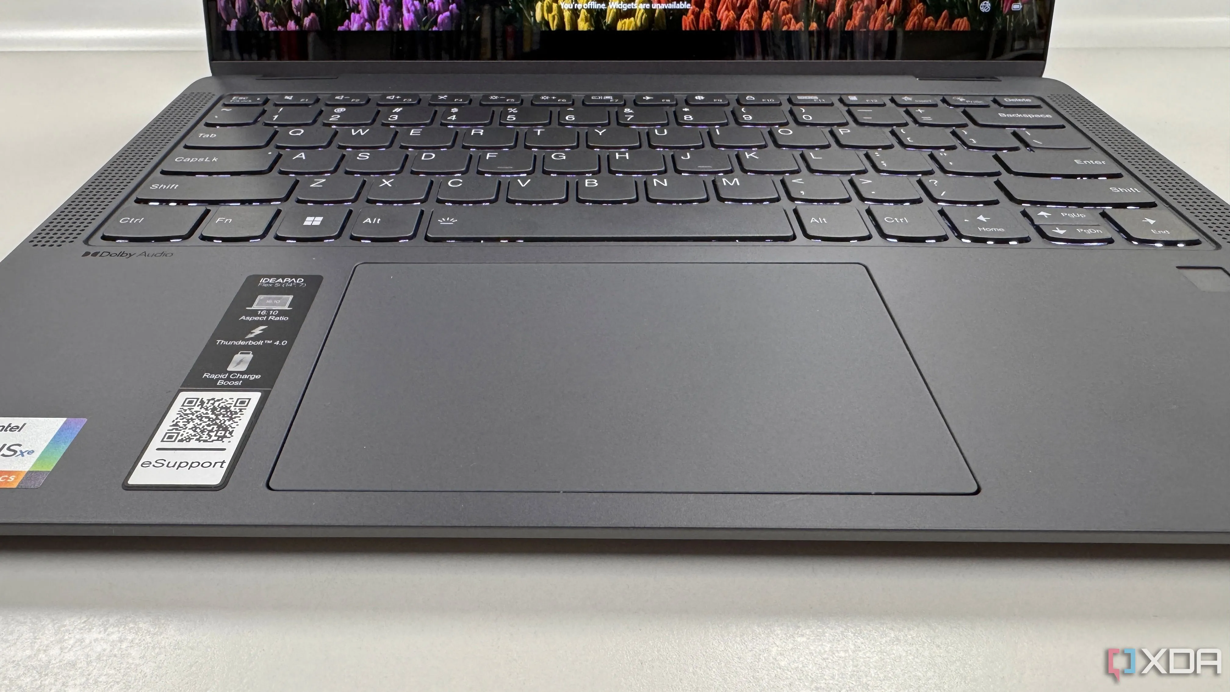 Cận cảnh bàn di chuột và bàn phím trên máy tính xách tay Lenovo IdeaPad Flex 5i, thể hiện các thành phần điều khiển vật lý của máy tính Windows.
