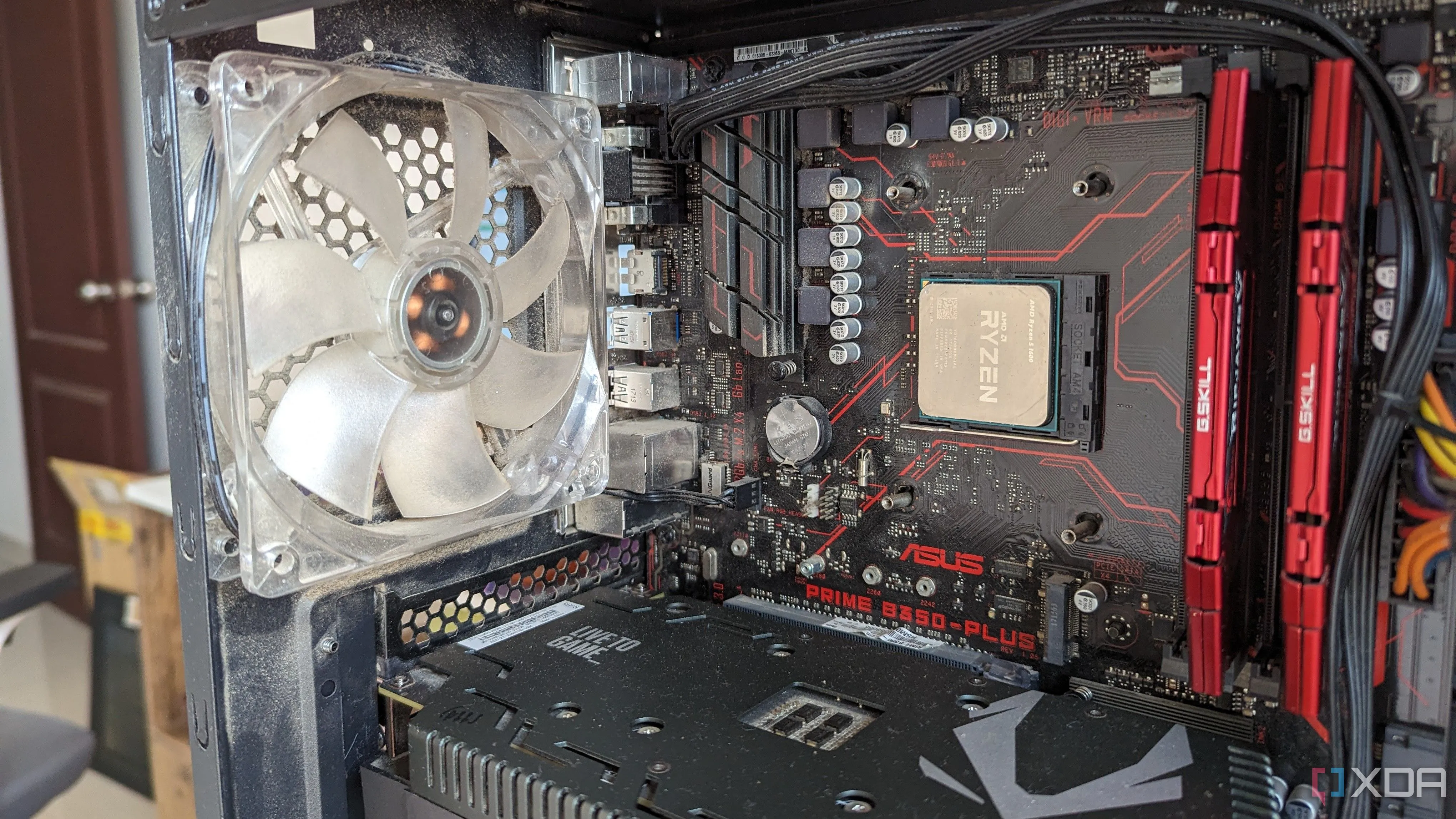 Cận cảnh bên trong một chiếc PC gaming cho thấy CPU, GPU, bo mạch chủ và RAM